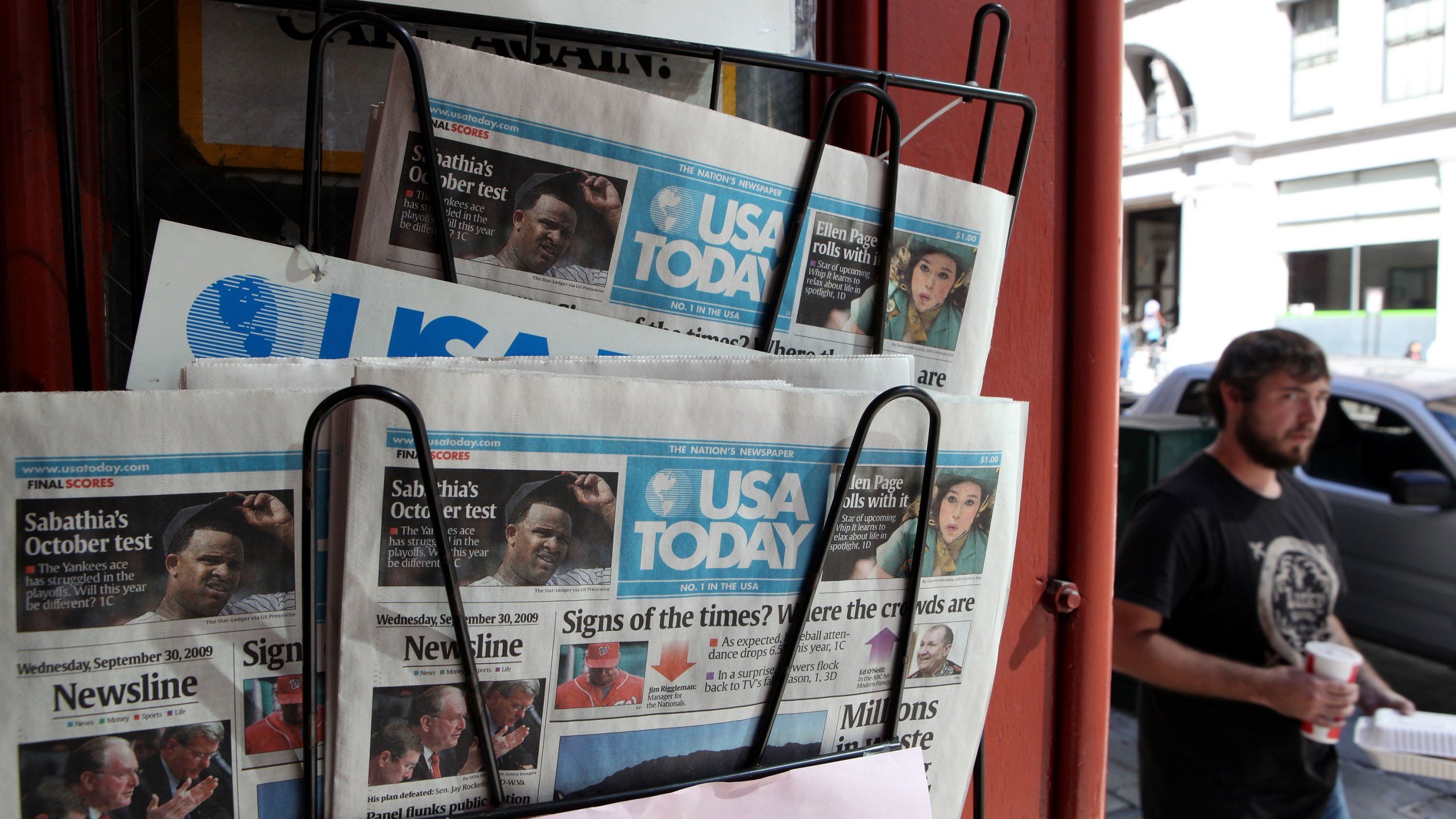 Copies of USA Today are displayed on a rack on Sept. 30, 2009 in San Francisco. (Credit: Justin Sullivan/Getty Images)