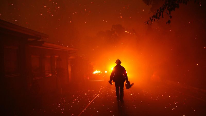 The Woolsey fire burns homes in Malibu in November 2018. (Genaro Molina / Los Angeles Times)