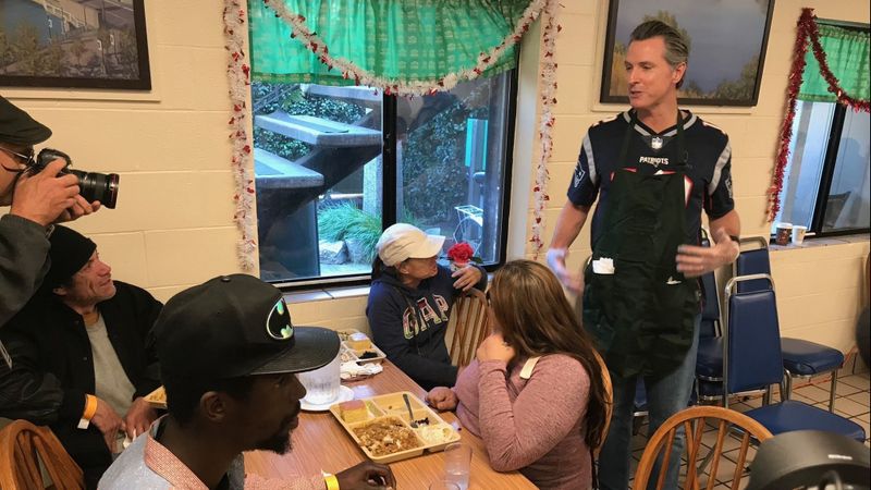 To pay off a Super Bowl bet with the governor of Massachusetts, Gov. Gavin Newsom sports a New England Patriots Jersey and served lunch at the Loaves & Fishes shelter in Sacramento on Feb. 6, 2019. (Credit: Phil Willon / Los Angeles Times)