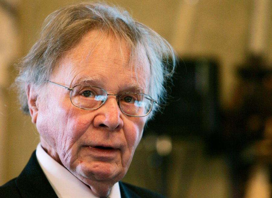 Wallace Broecker, the renowned geophysicist who popularized the term "global warming," has died. He was 87. (Credit: Gregorio Borgia/AP via CNN Wire)