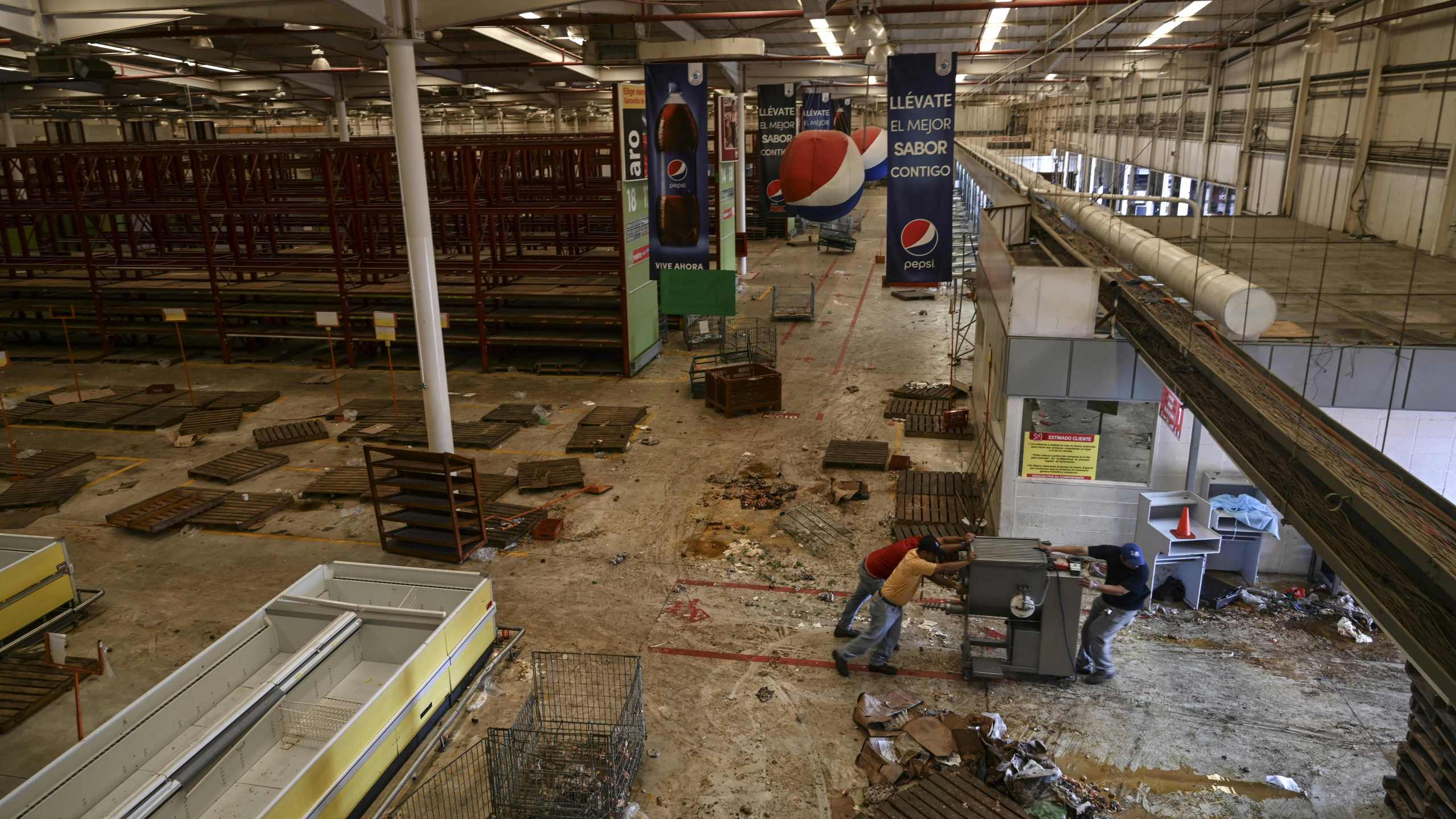 A wholesale supermarket that was looted during a massive blackout in Maracaibo, Venezuela, on March 13, 2019.(Credit: Juan Barreto/AFP/Getty Images)