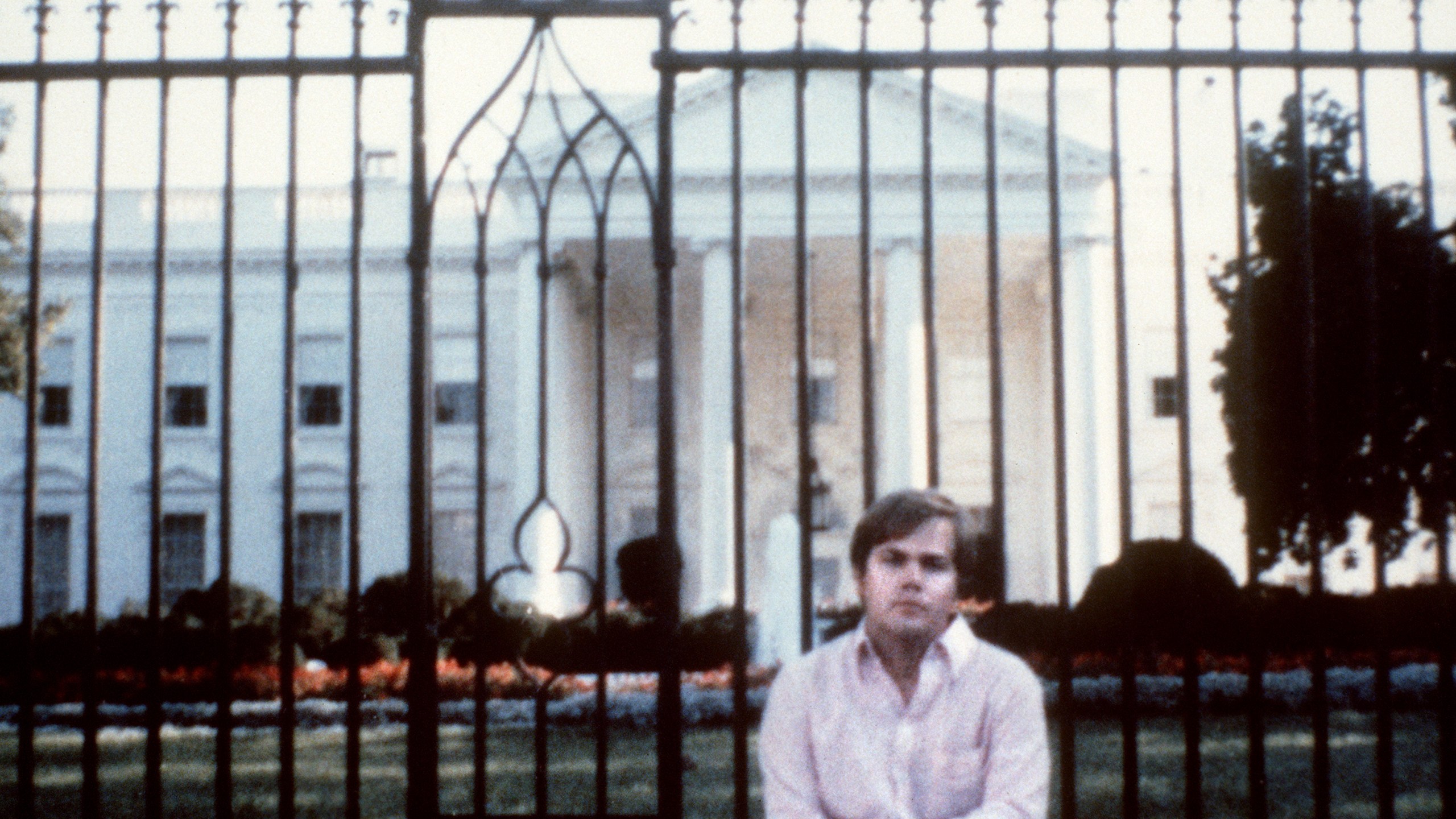 John Hinckley Jr. poses in front of the White House in 1980. (Credit: AFP / Getty Images)