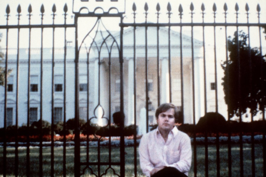 John Hinckley Jr. poses in front of the White House in 1980. (Credit: AFP / Getty Images)