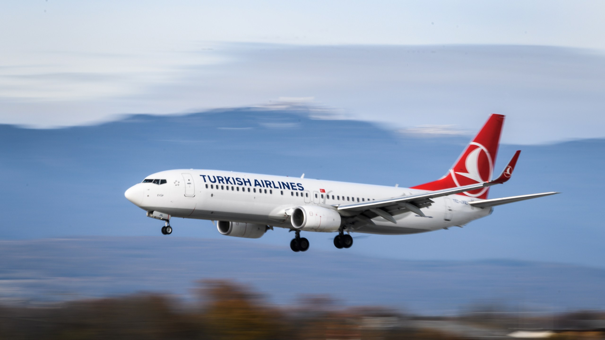 A Boeing 737-800 commercial plane registration TC-JVL of Turkish Airlines is seen landing at Geneva Airport on November 20, 2017 in Geneva. (Credit: Fabrice Coffrini/AFP/Getty Images)