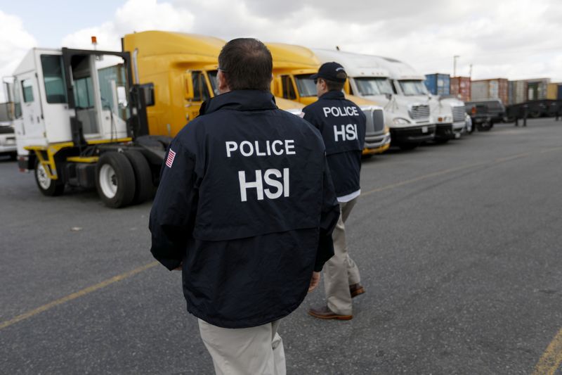 Homeland Security Investigations, the investigative arm of ICE, serves several businesses with notices that they have been targeted to be audited in Compton in February 2018. (Credit: Gary Coronado / Los Angeles Times)