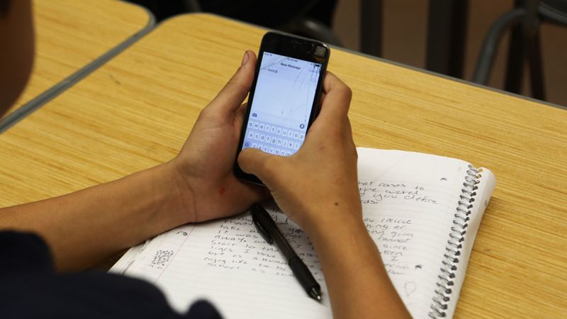 New legislation from Assemblyman Al Muratsuchi (D-Torrance) would require school boards to adopt policies that limit or prohibit the use of cell phones on school grounds. (Credit: Anne Cusack / Los Angeles Times)