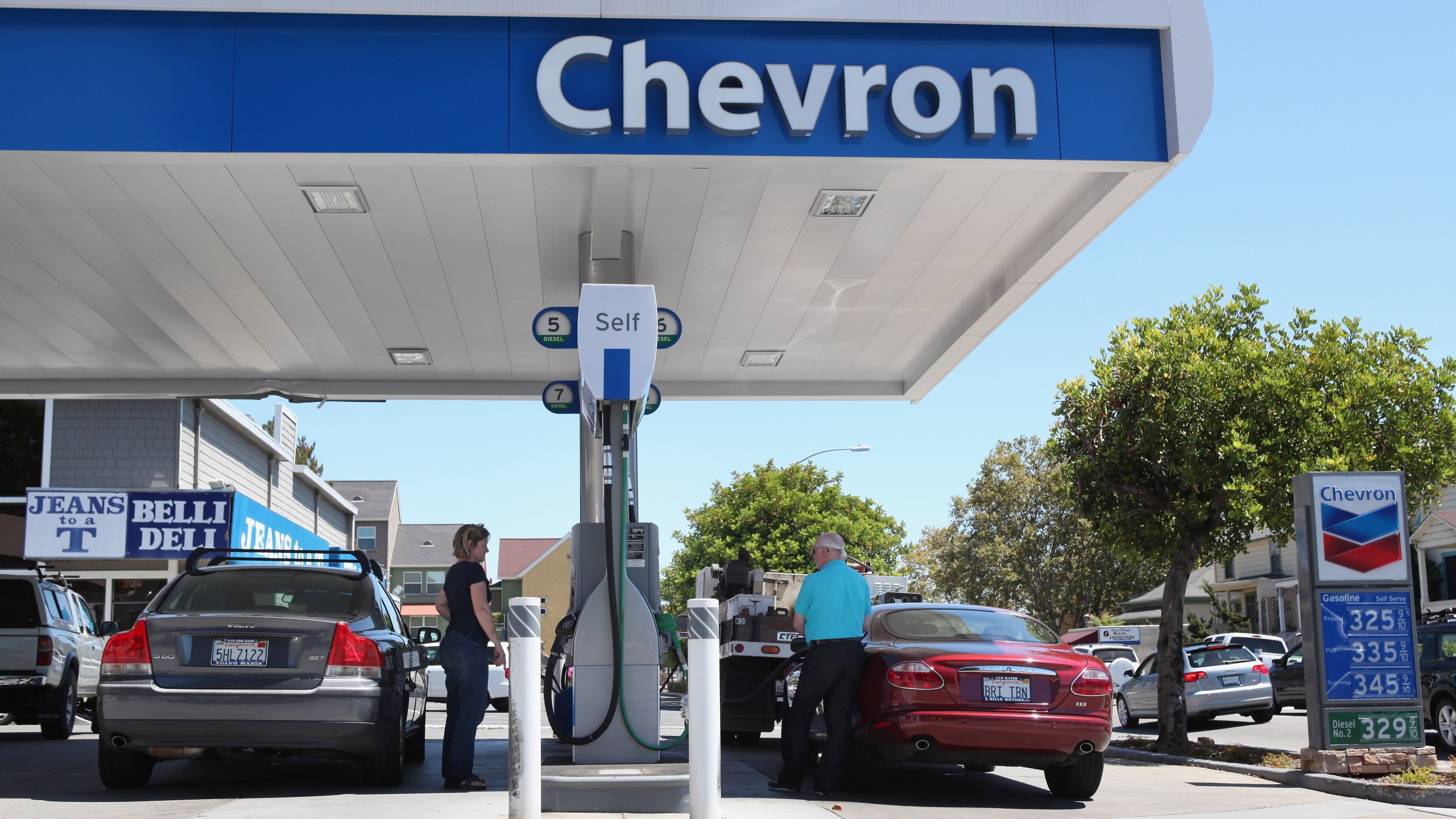 Customers pump gas into their cars at a Chevron gas station on Aug. 13, 2010 in San Rafael, California. (Credit: Justin Sullivan/Getty Images)