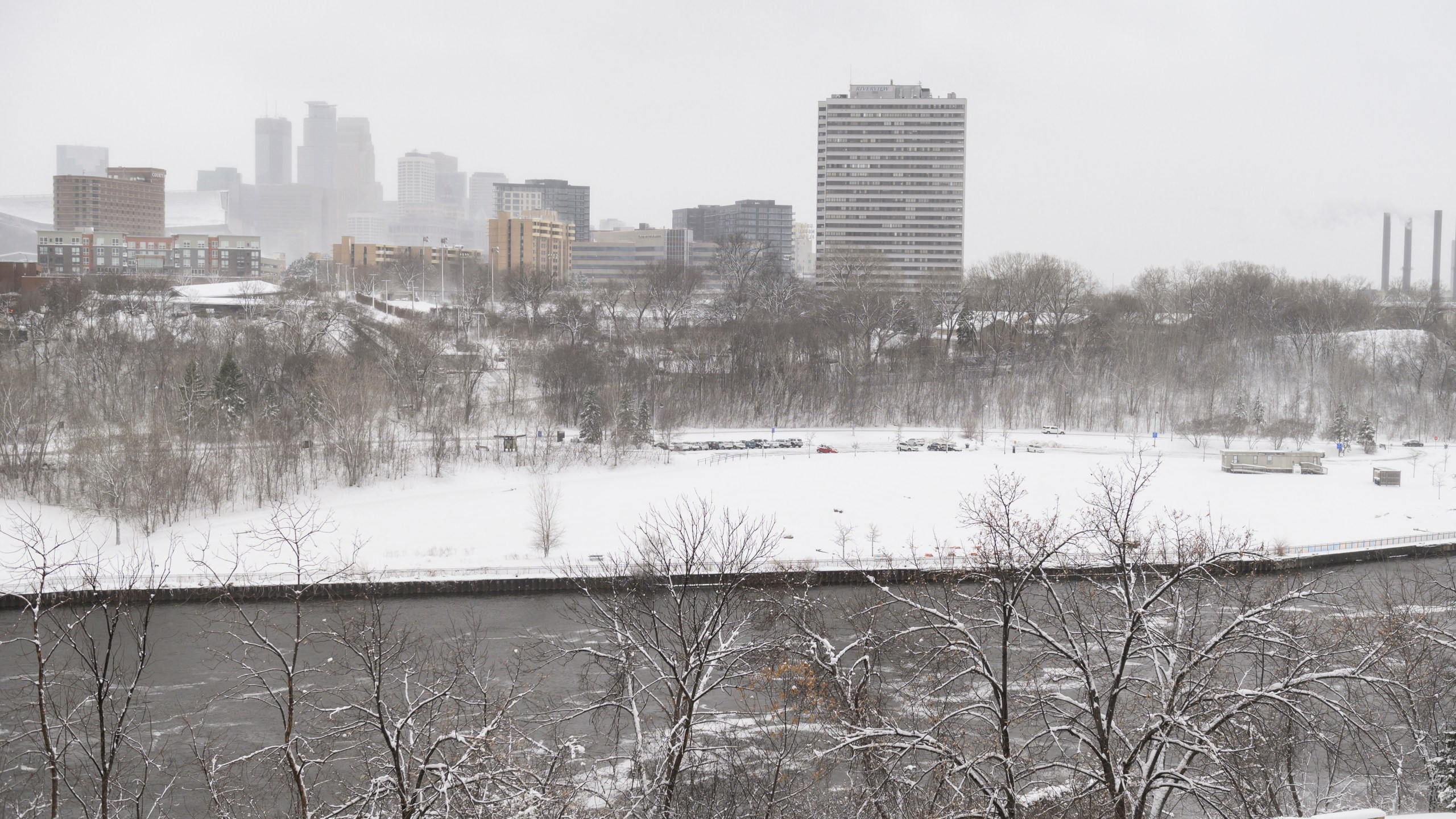 Snow covers downtown Minneapolis and the Mississippi River on April 11, 2019, in Minnesota.(Credit: Stephen Maturen/Getty Images)