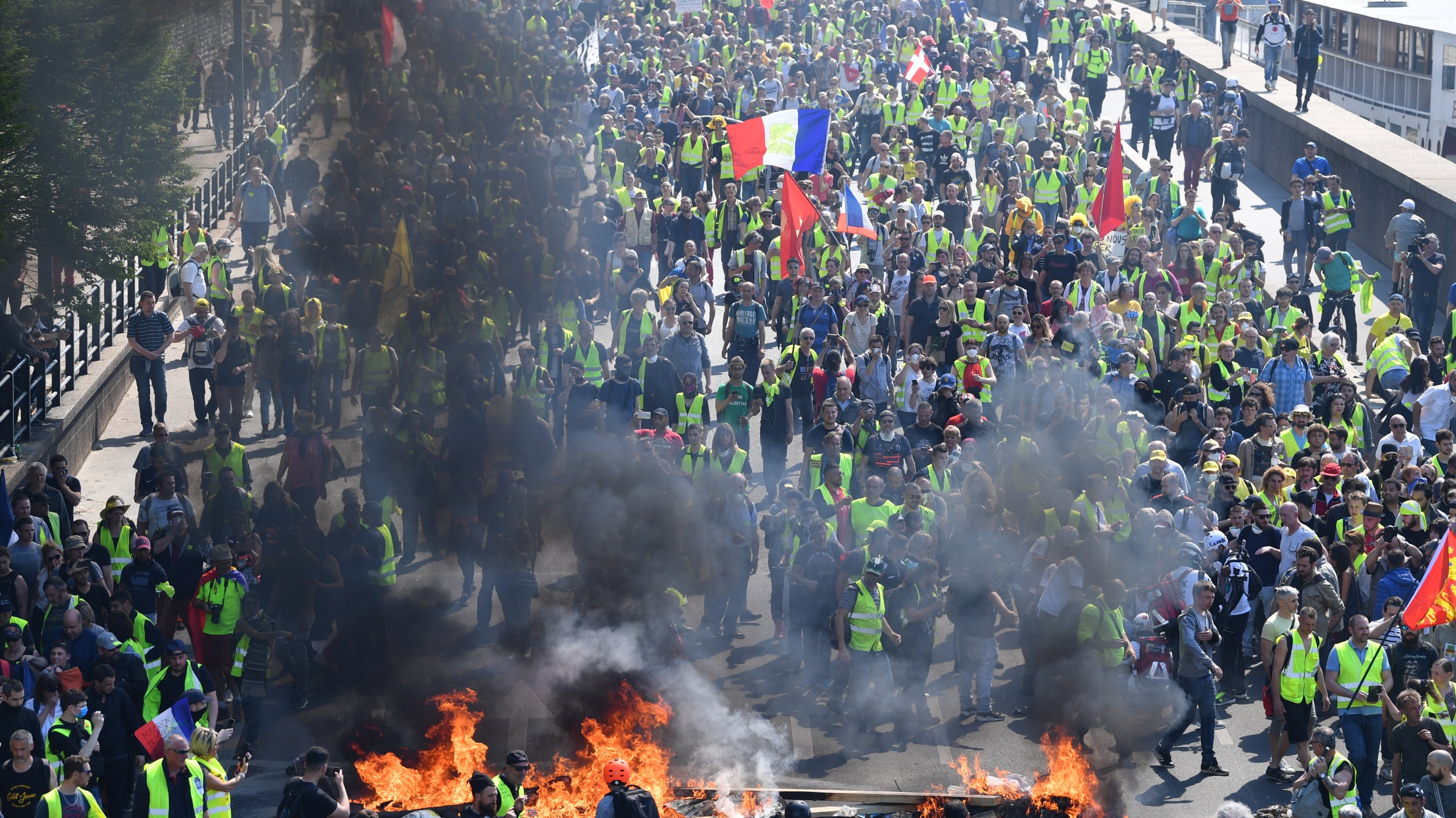 Yellow vest demonstrators light a fire as they gather in the Bercy neighborhood to protest for a 23rd week on April 20, 2019 in Paris, France. (Credit: Jeff J Mitchell/Getty Images)