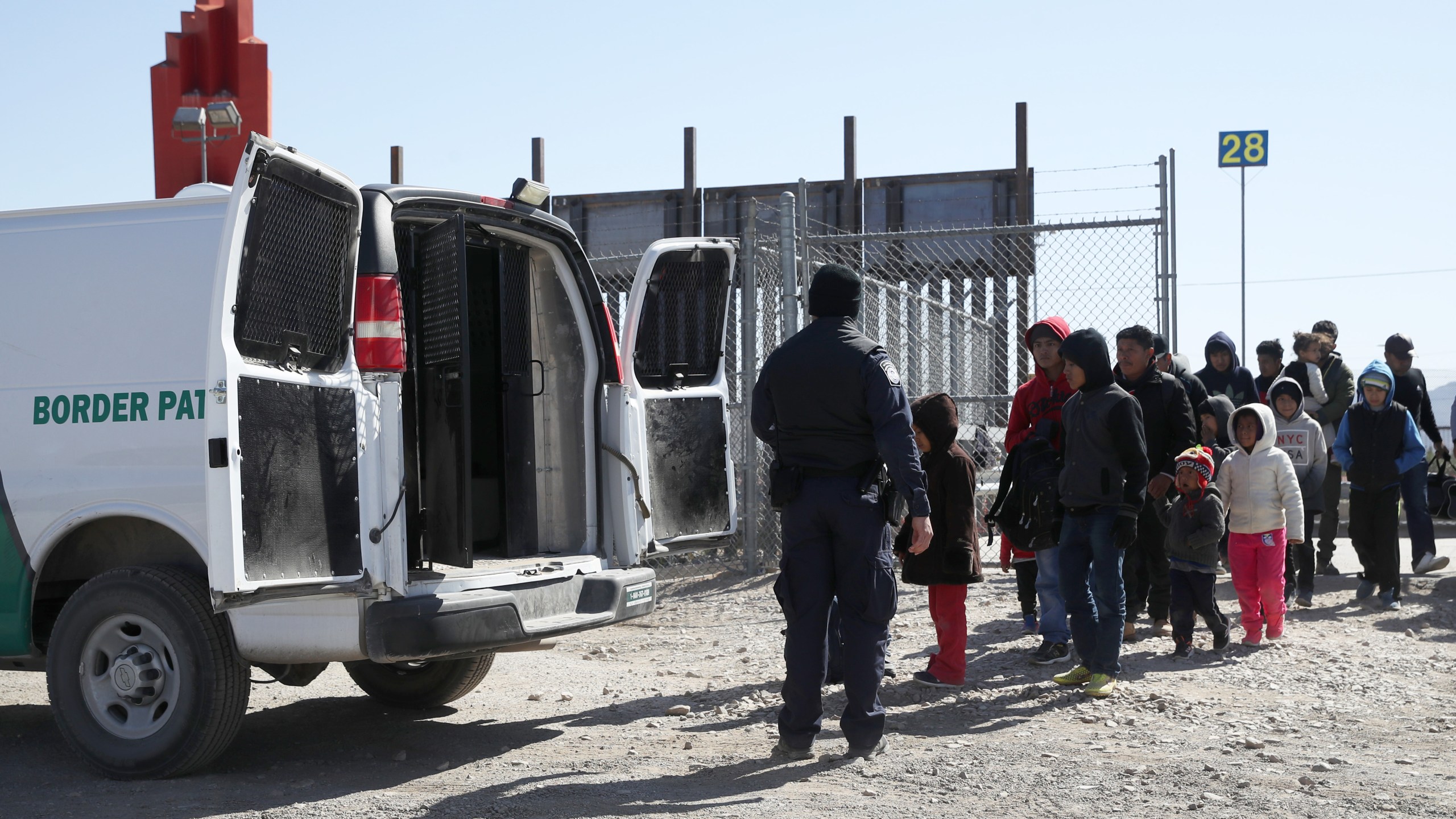 A U.S. Border Patrol agent loads detained migrants into a van at the border of the United States and Mexico on March 31, 2019 in El Paso, Texas. (Credit: Justin Sullivan/Getty Images)