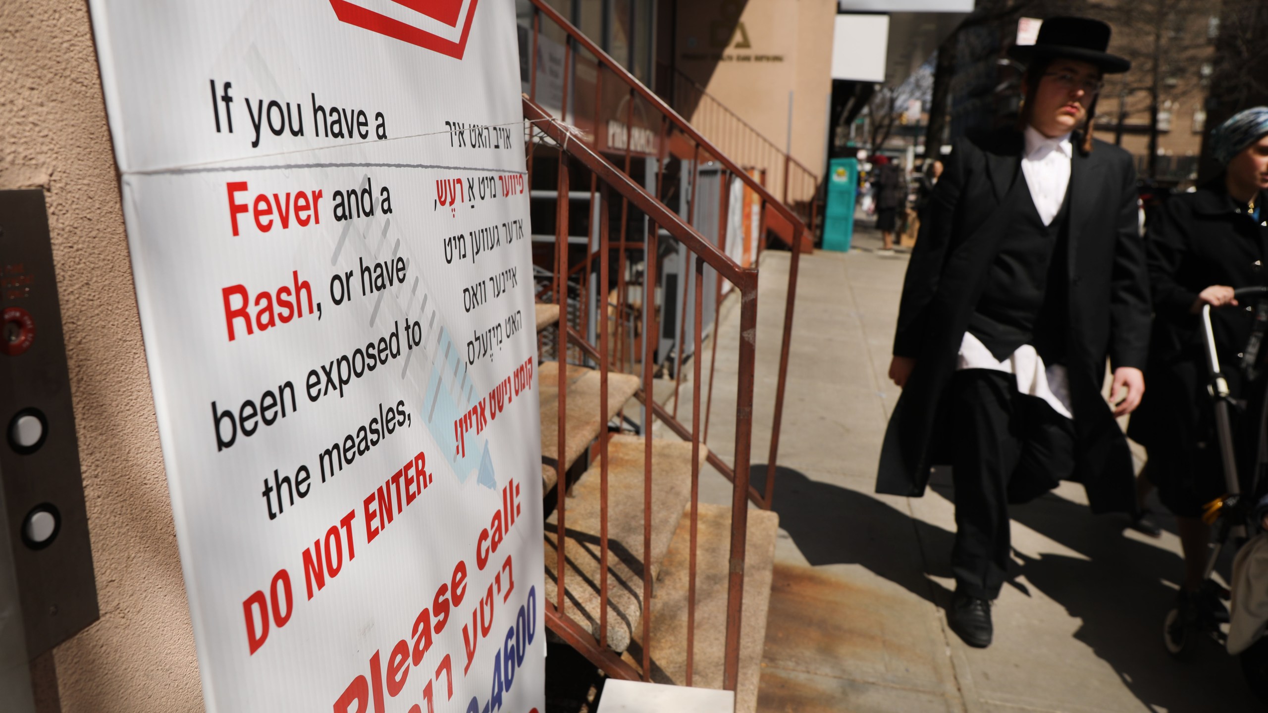 A sign warns people of measles in the ultra-Orthodox Jewish community in Williamsburg on April 10, 2019 in New York City. (Credit: Spencer Platt/Getty Images)