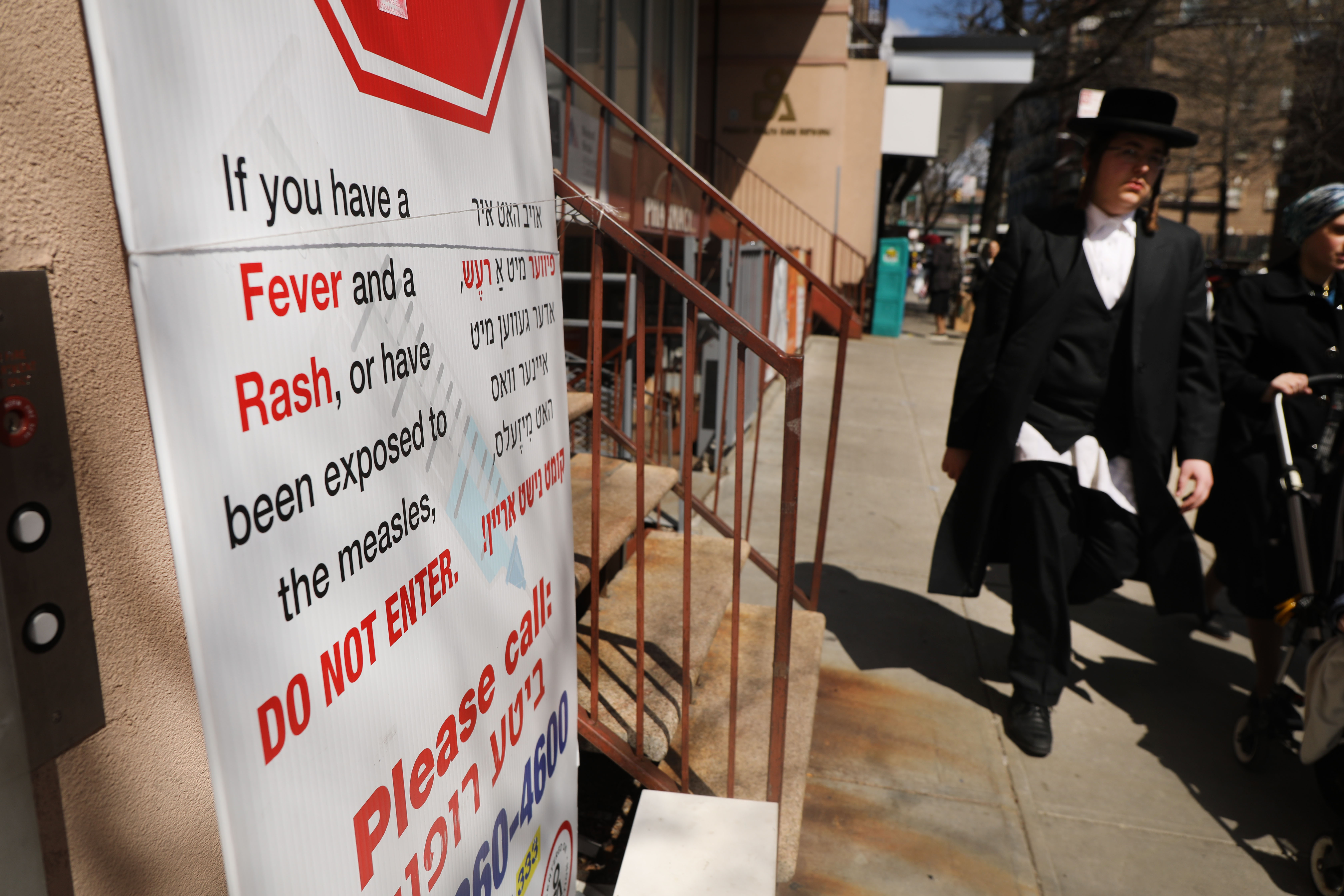 A sign warns people of measles in the ultra-Orthodox Jewish community in Williamsburg on April 10, 2019 in New York City. (Credit: Spencer Platt/Getty Images)