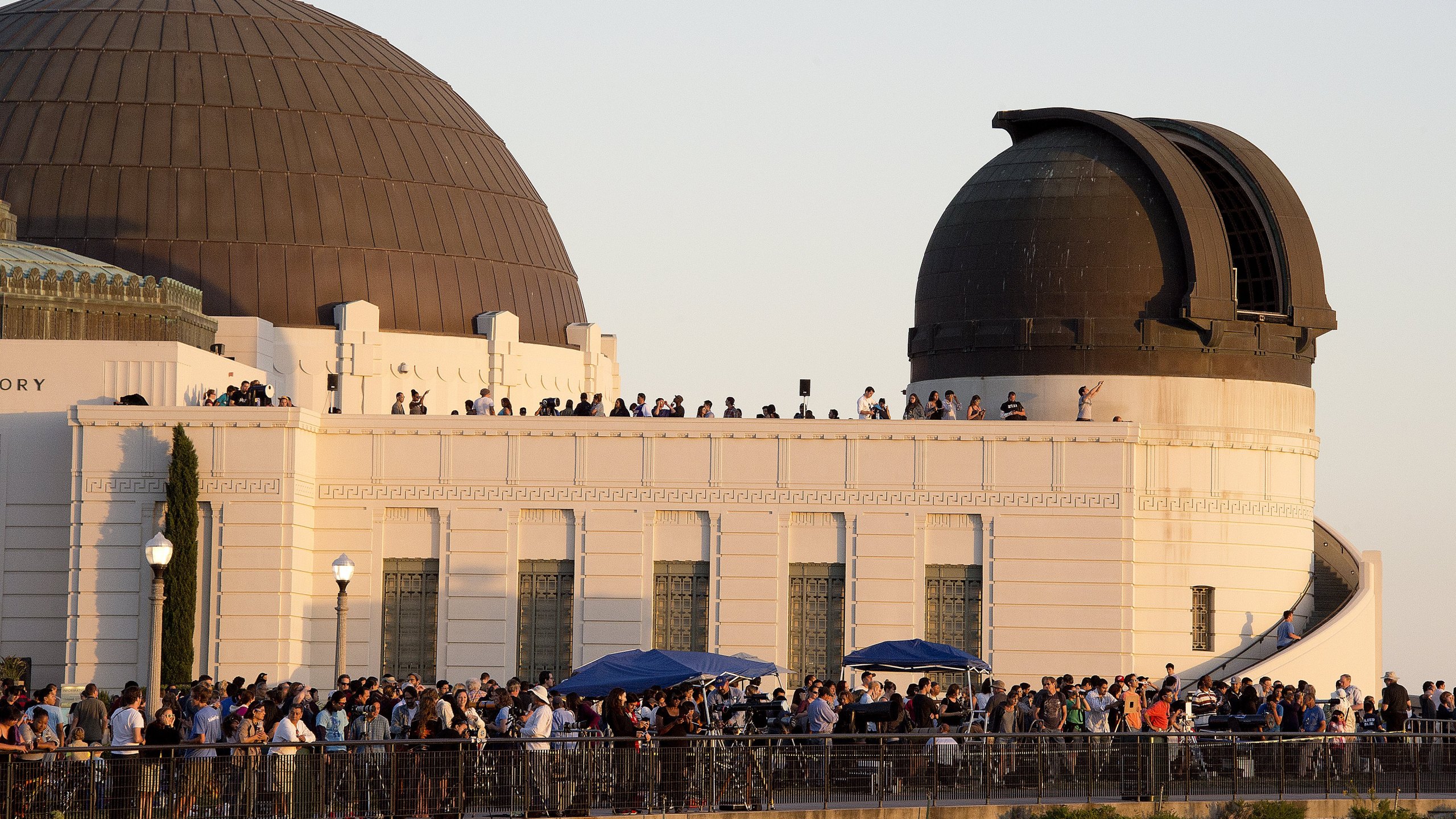 People watch the planet Venus transit across the face of the sun at Griffith Observatory in the Hollywood Hills area of Los Angeles, California June 5, 2012. (Credit: ROBYN BECK/AFP/GettyImages)