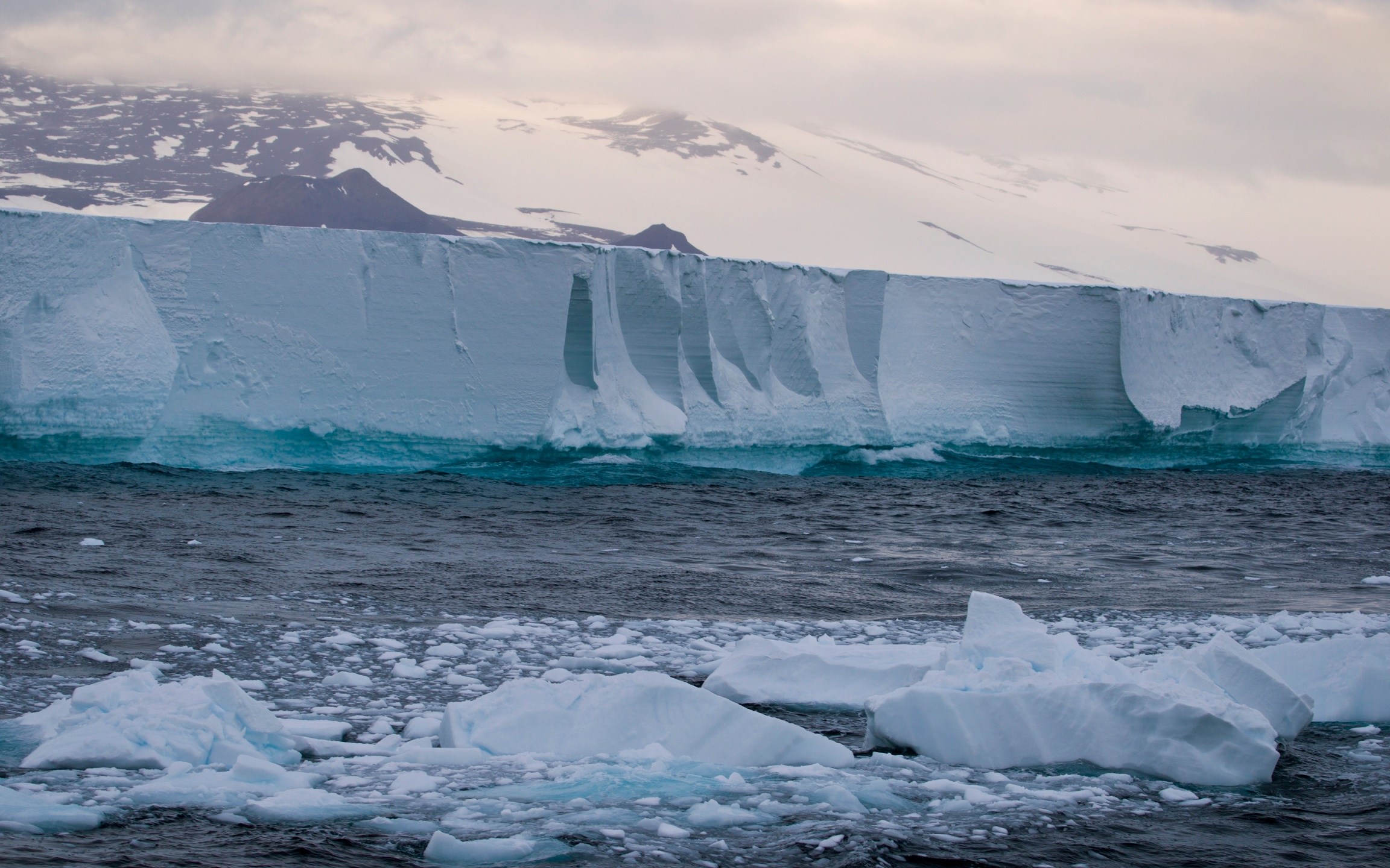 The Ross Ice shelf is seen in the Southern Ocean. (Credit: Richard McManus via Getty Images.)