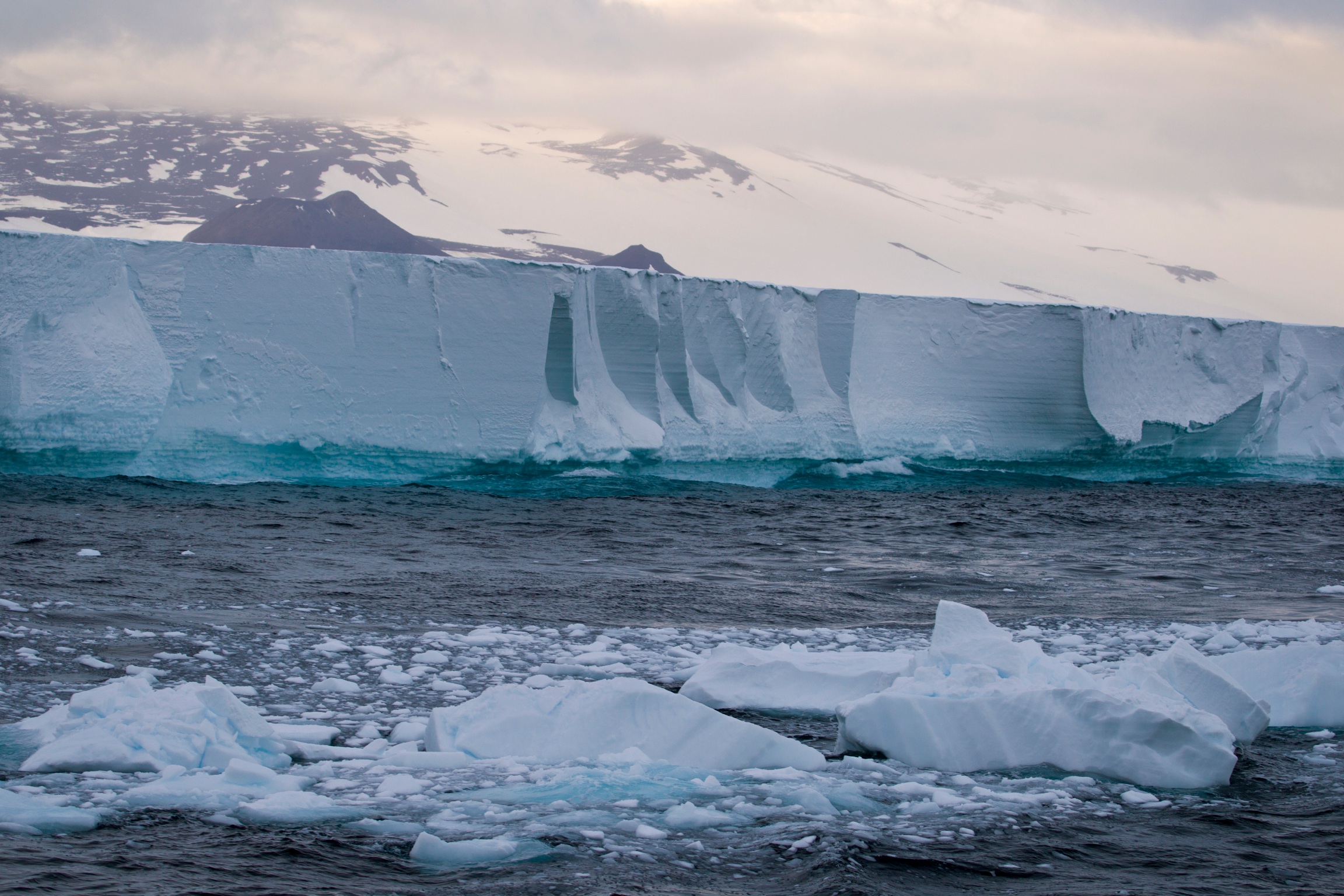 The Ross Ice shelf is seen in the Southern Ocean. (Credit: Richard McManus via Getty Images.)