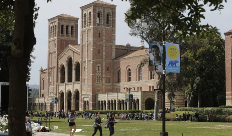 Students walk through the UCLA campus in Westwood. (Credit: Los Angeles Times)