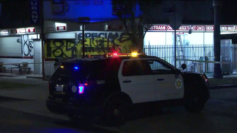 Homicide detectives investigate a fatal shooting in L.A.'s Florence-Firestone neighborhood on April 23, 2019. (Credit: KTLA)