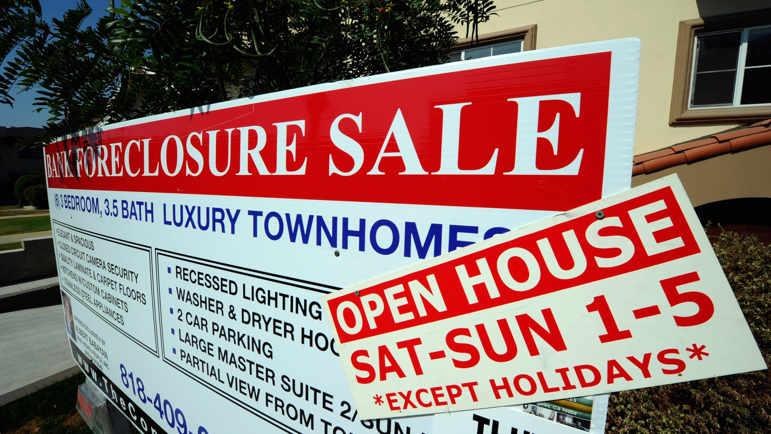 A "bank foreclosure sale" sign is posted in front of townhomes in Los Angeles on Aug. 12, 2010. (Credit: Kevork Djansezian / Getty Images)