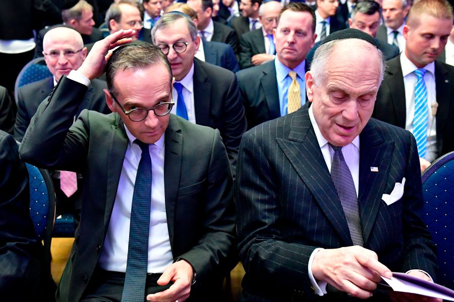 Foreign minister Heiko Maas (L) adjusts his Jewish kippa skullcap next to the President of the World Jewish Congress Ronald Lauder prior the solemn ordination ceremony of three rabbis and three cantors at the Bet Zion synagogue in Berlin, Germany, on Oct. 8, 2018. (Credit: Tobias SCHWARZ / AFP) /Getty Images)