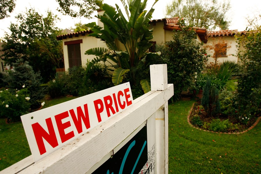 A new price sign sits in front of a house on Nov. 27, 2007 in Glendale. (Credit: David McNew/Getty Images)