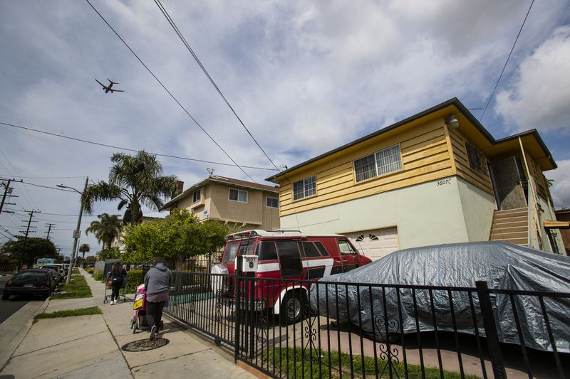 A jetliner flies over the 3600 block of 104th Street in Inglewood in an undated photo. (Credit: Gina Ferazzi / Los Angeles Times)