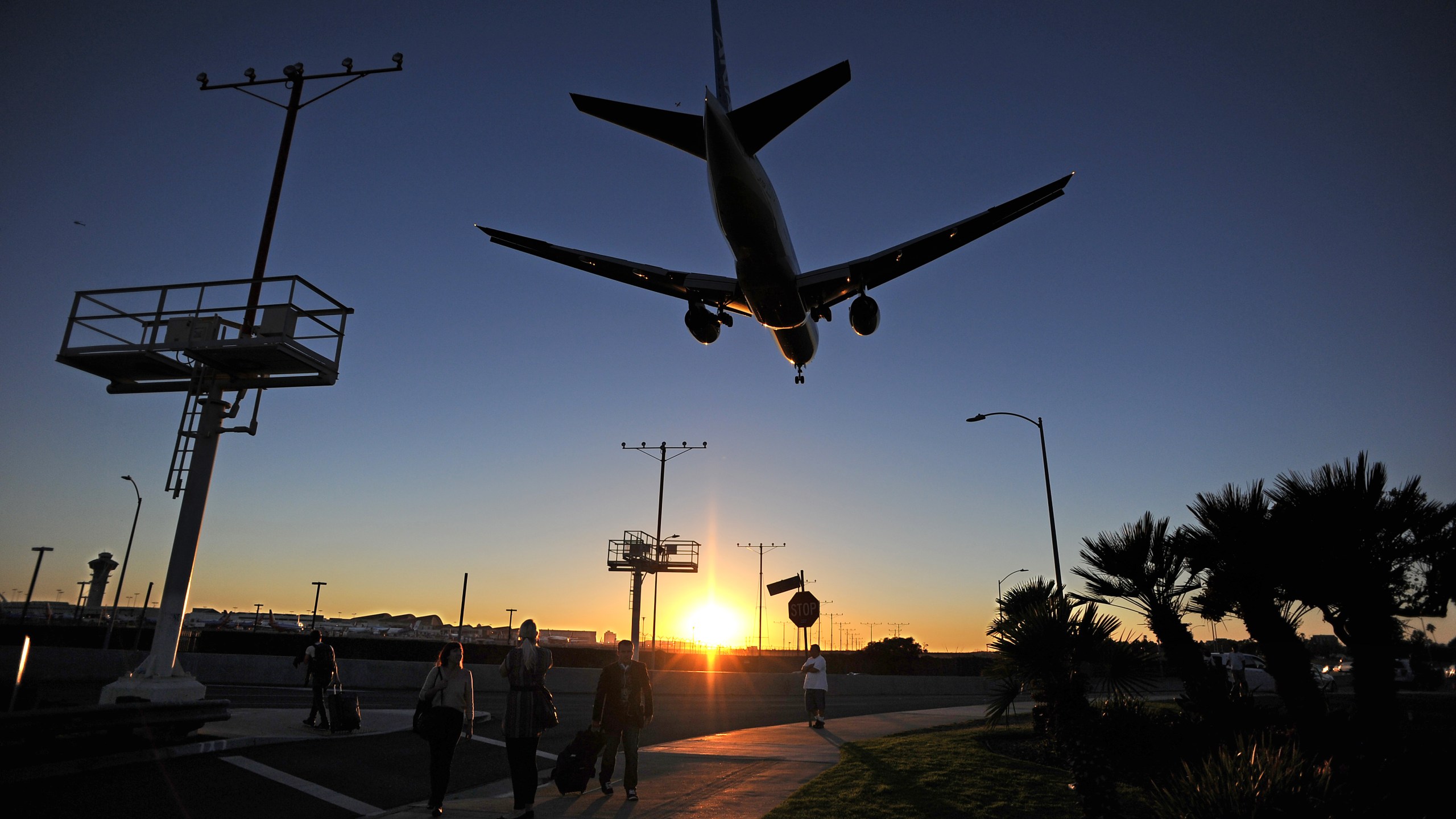 A plane lands at LAX airport. (Credit: ROBYN BECK/AFP/Getty Images)