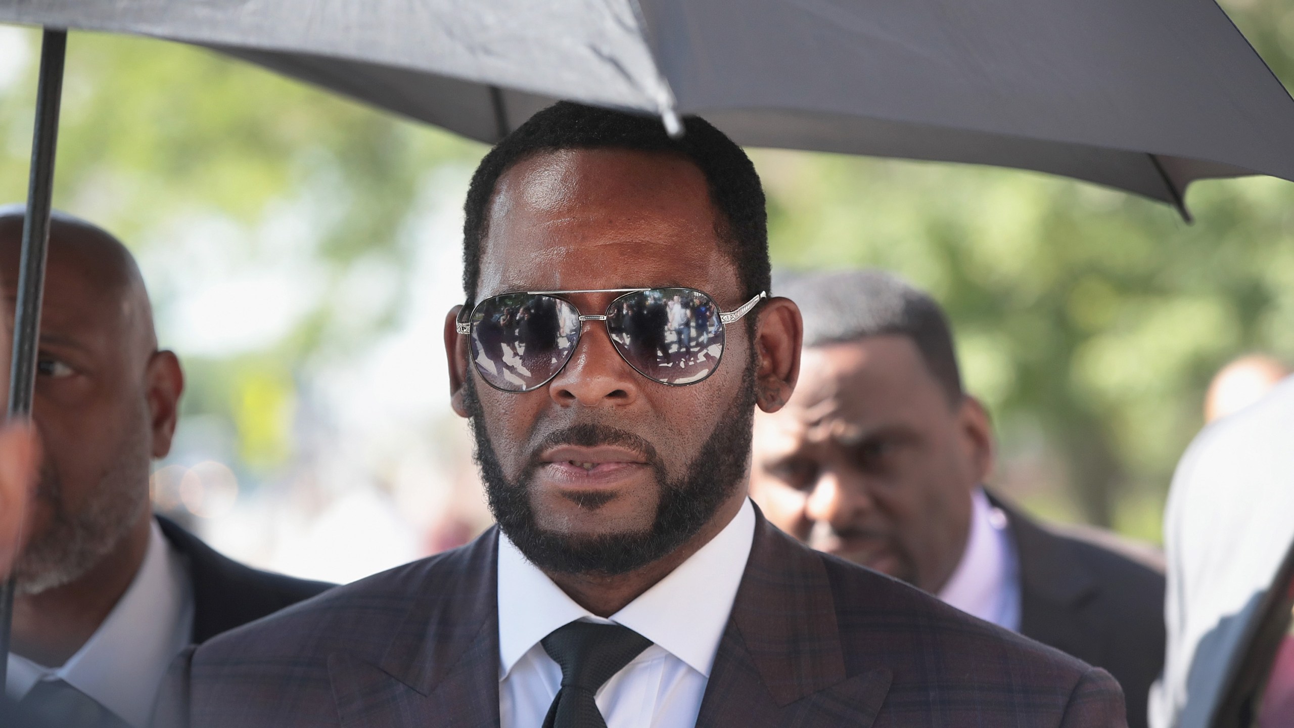 R. Kelly leaves the Leighton Criminal Courts Building following a hearing on June 26, 2019 in Chicago. (Credit: Scott Olson/Getty Images)