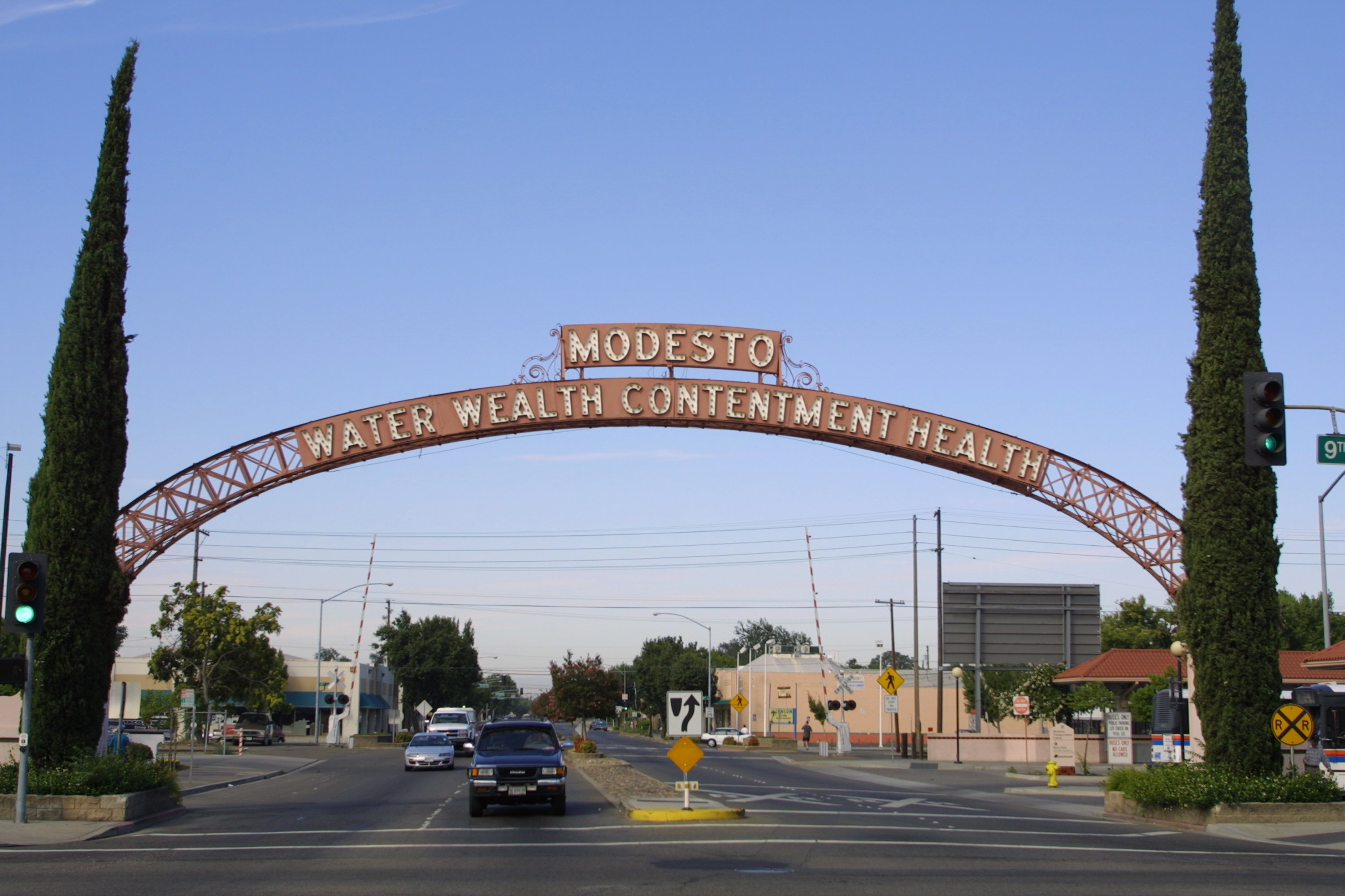 The archway leading into the city of Modesto is seen on July 5, 2001. (Credit: Jason Kirk / Getty Images)