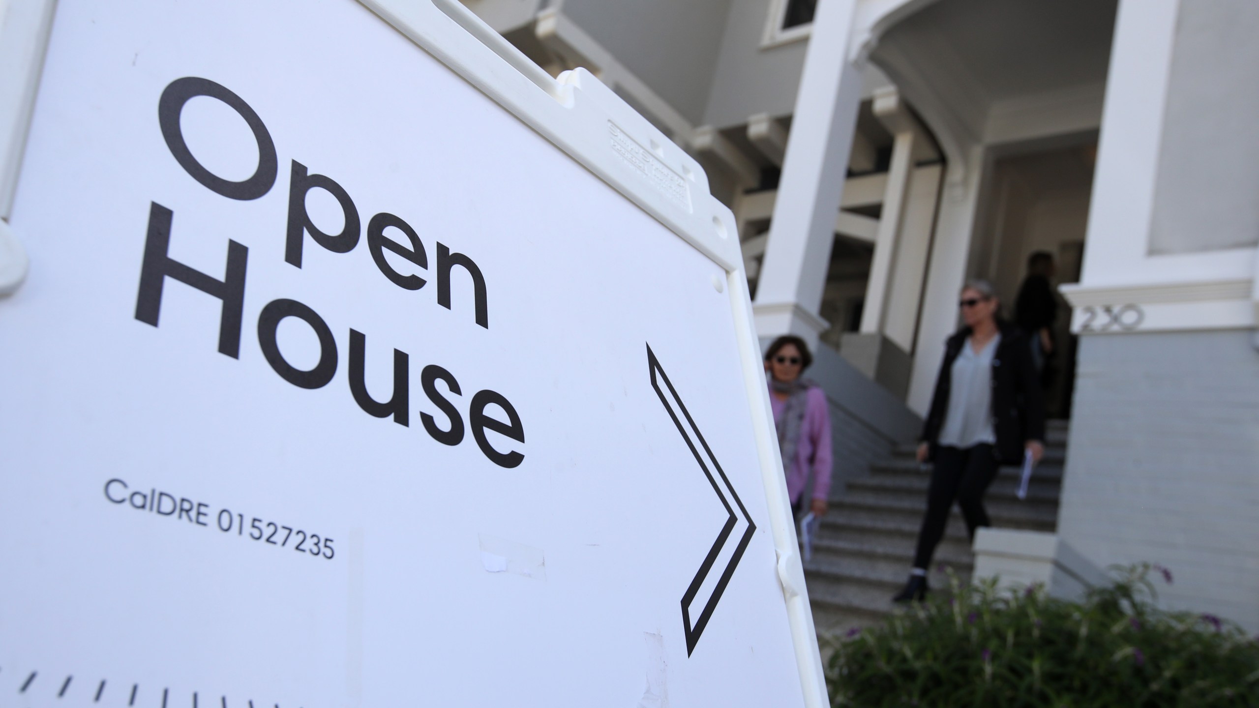 Real estate agents leave a home for sale during a broker open house on April 16, 2019 in San Francisco. (Credit: Justin Sullivan/Getty Images)