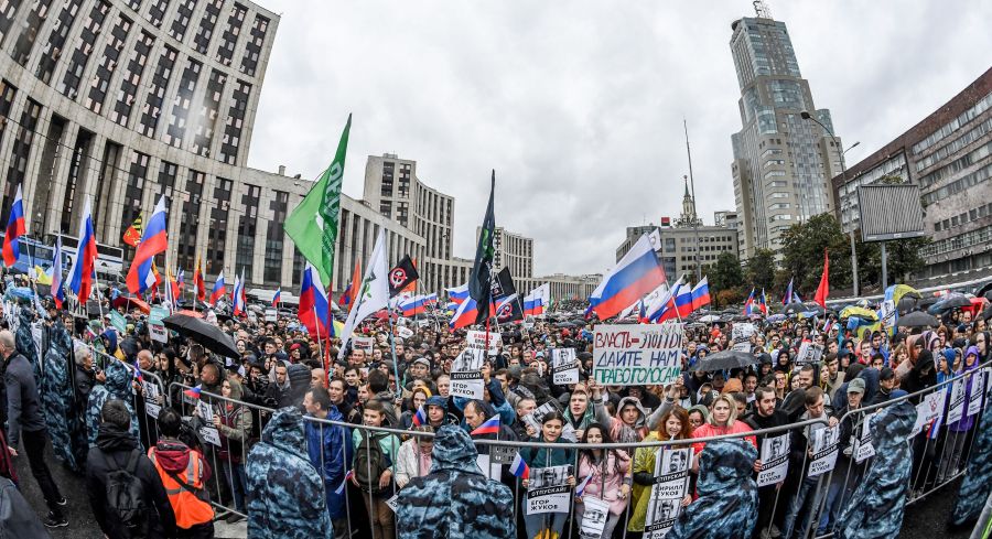 Protesters attend a rally in central Moscow on August 10, 2019 after mass police detentions. (Credit: YURI KADOBNOV/AFP/Getty Images)