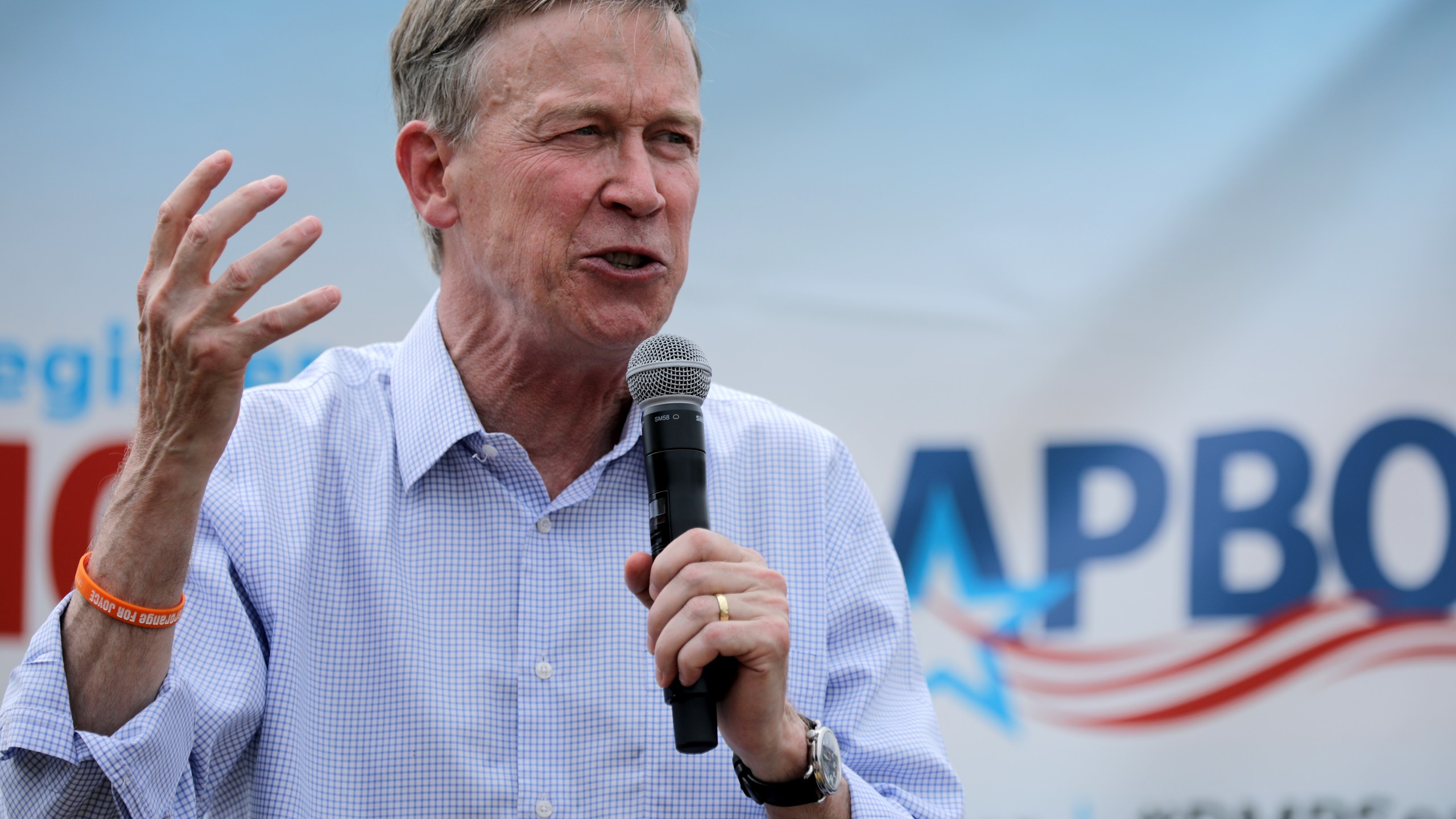 Democratic presidential candidate and former Colorado Governor John Hickenlooper delivers a campaign speech at the Iowa State Fair in Des Moines on Aug. 10, 2019. (Credit: Chip Somodevilla/Getty Images)