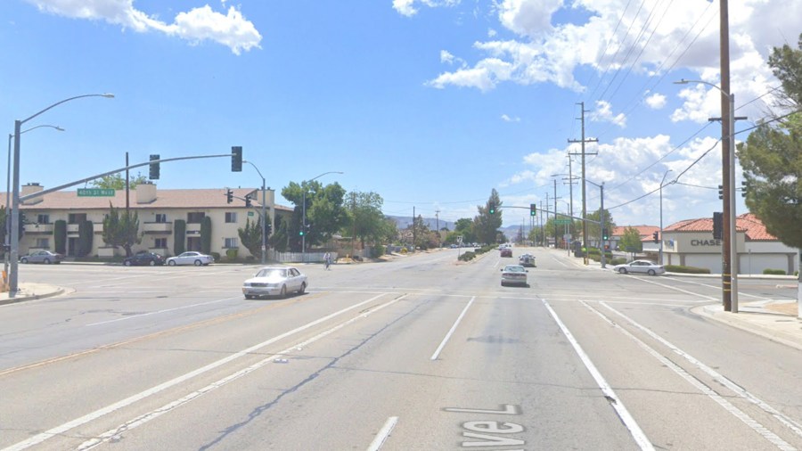 The intersection of 40th Street and Avenue L in Lancaster, as viewed in a Google Street View image.