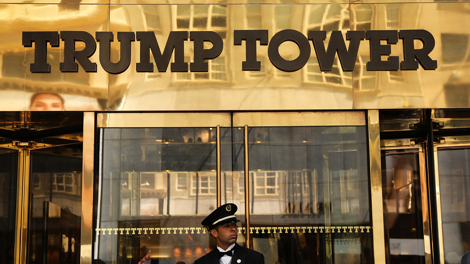 A guard stands outside of Trump Tower on Fifth Avenue on August 24, 2018 in New York City. (Credit: Spencer Platt/Getty Images)