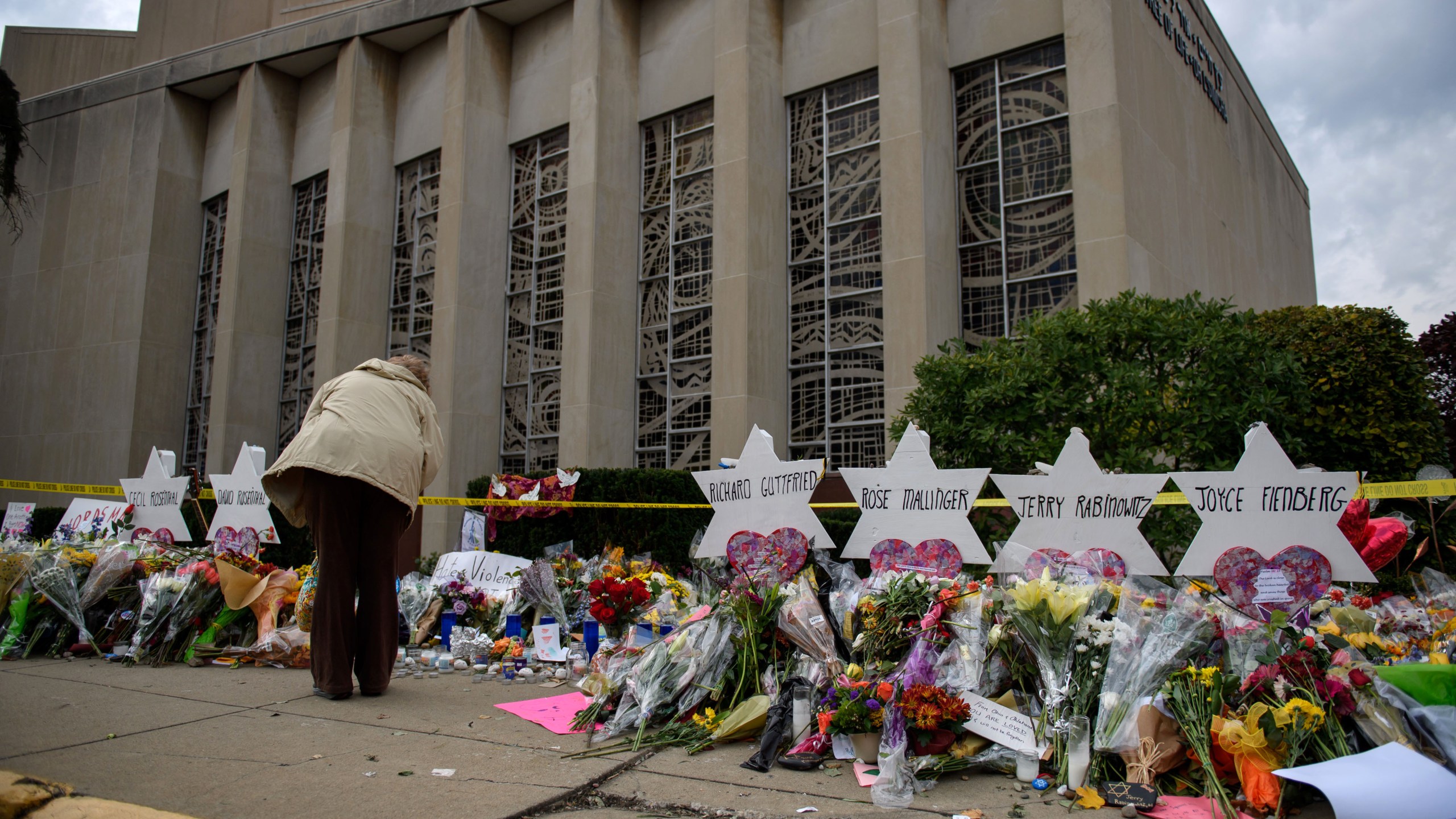 Mourners visit the memorial outside the Tree of Life Synagogue in Pittsburgh on Oct. 31, 2018. (Credit: Jeff Swensen/Getty Images)