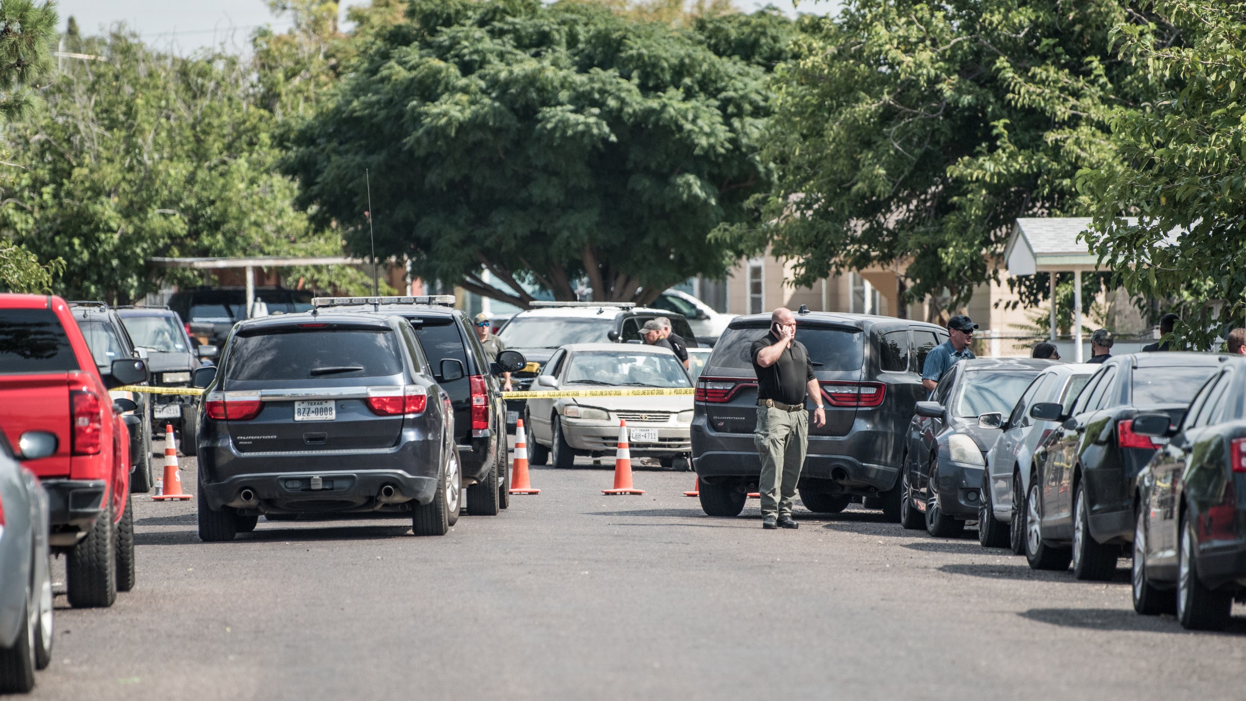 Officers inspect a car on Sept. 1, 2019 in the aftermath of a mass shooting in Odessa, Texas. (Credit: Cengiz Yar/Getty Images)