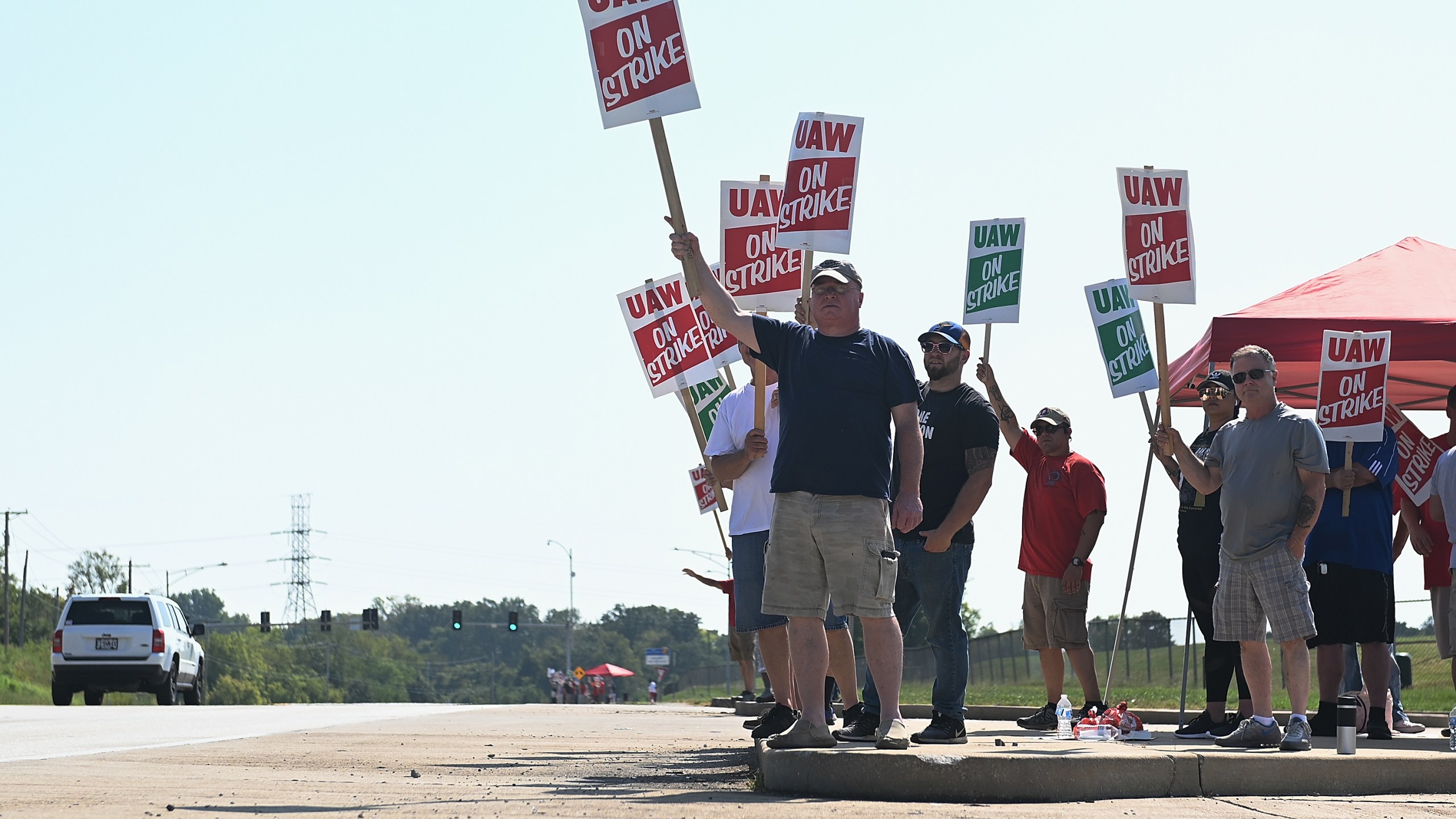 Members of the Local 2250 United Auto Workers Union picket outside the General Motors Assembly Plant on Sept. 16, 2019, in Wentzville, Missouri. (Credit: Michael B. Thomas/Getty Images)