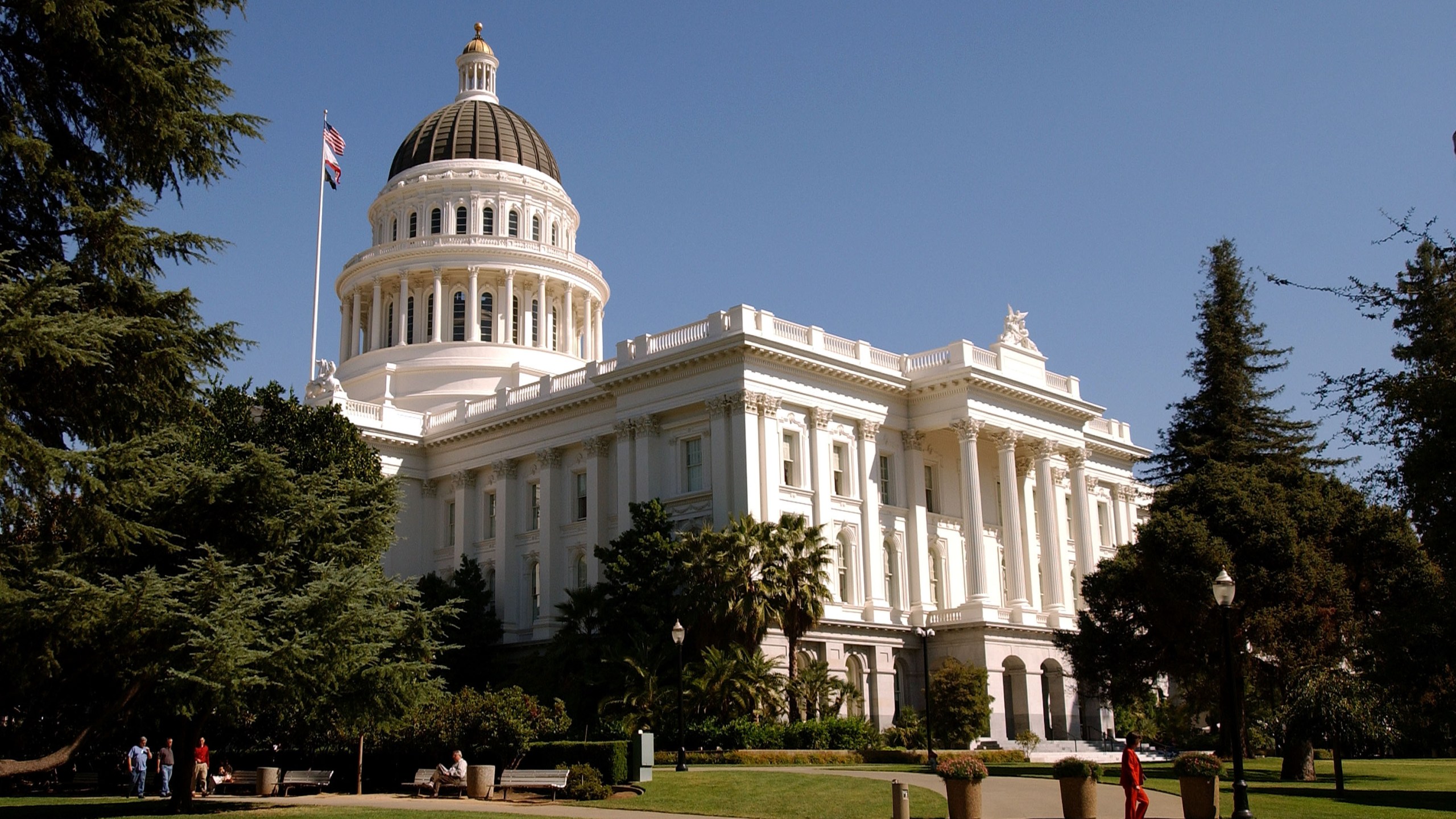 The California state Capitol building is seen on Oct. 9, 2003 in Sacramento. (Credit: David Paul Morris/Getty Images)