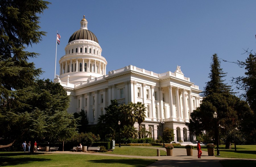 The California state Capitol building is seen on Oct. 9, 2003 in Sacramento. (Credit: David Paul Morris/Getty Images)