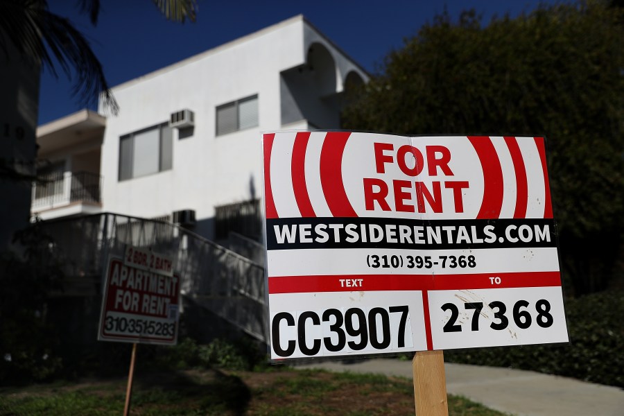 A for rent sign is posted in front of a Los Angeles apartment building on Feb. 1, 2017. (Justin Sullivan / Getty Images)