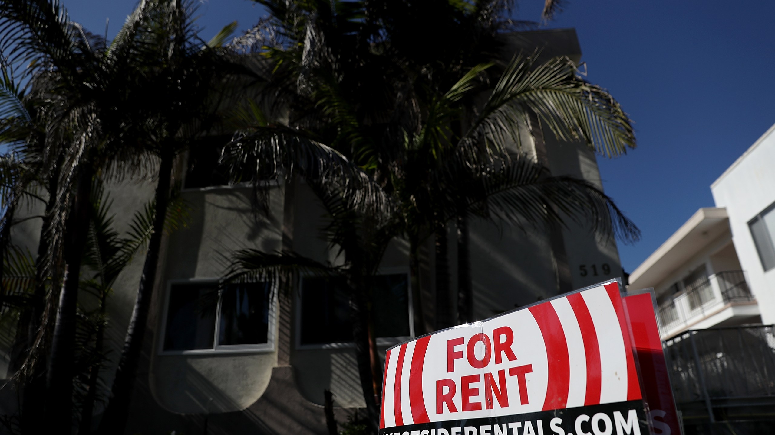 A for rent sign is posted in front of an apartment building on Feb. 1, 2017 in Los Angeles. (Credit: Justin Sullivan/Getty Images)