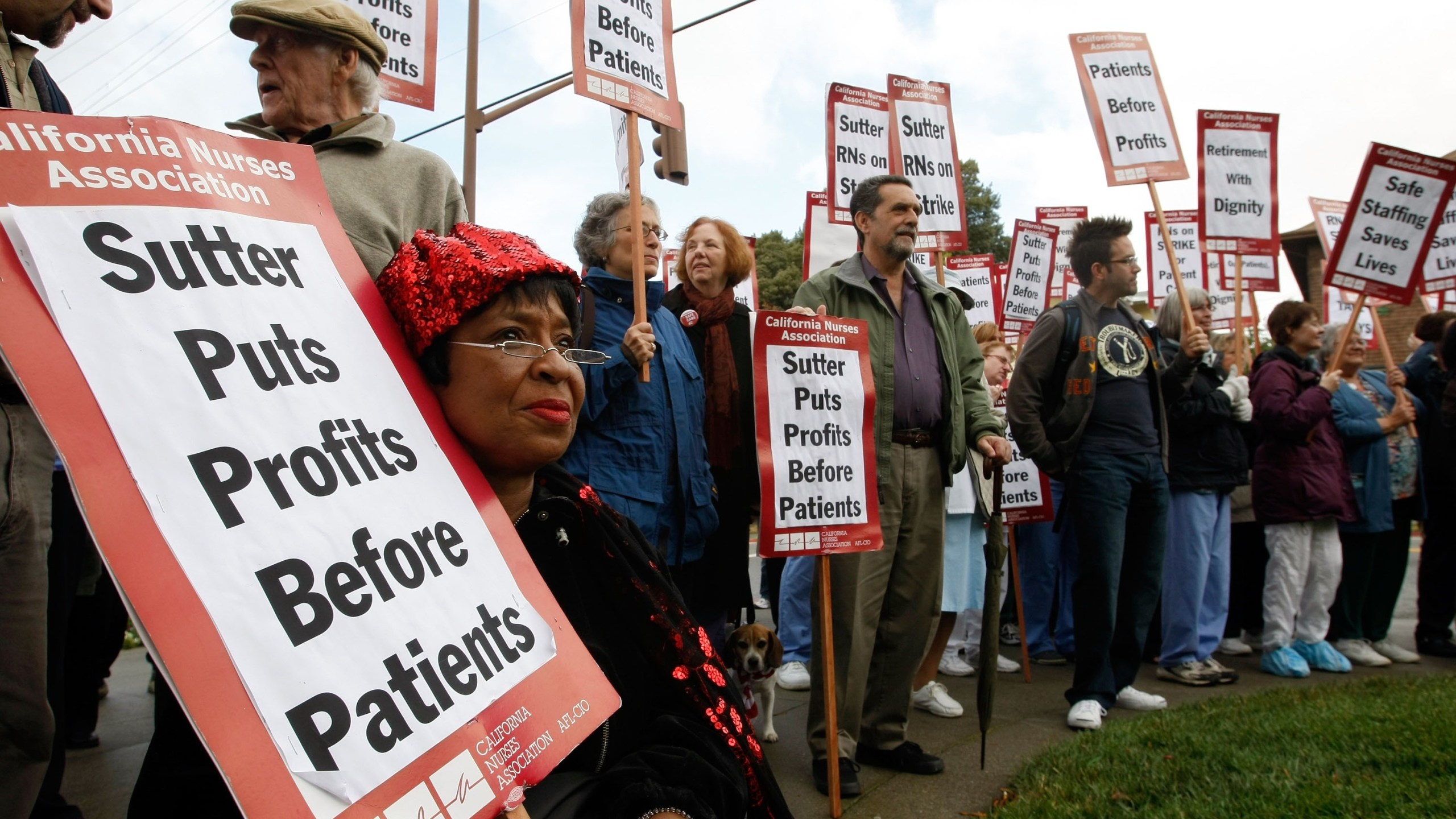 Nurses carry signs as they demonstrate against the Sutter Health network outside of Alta Bates Medical Center on Oct. 10, 2007, in Berkeley.(Credit: Justin Sullivan/Getty Images)