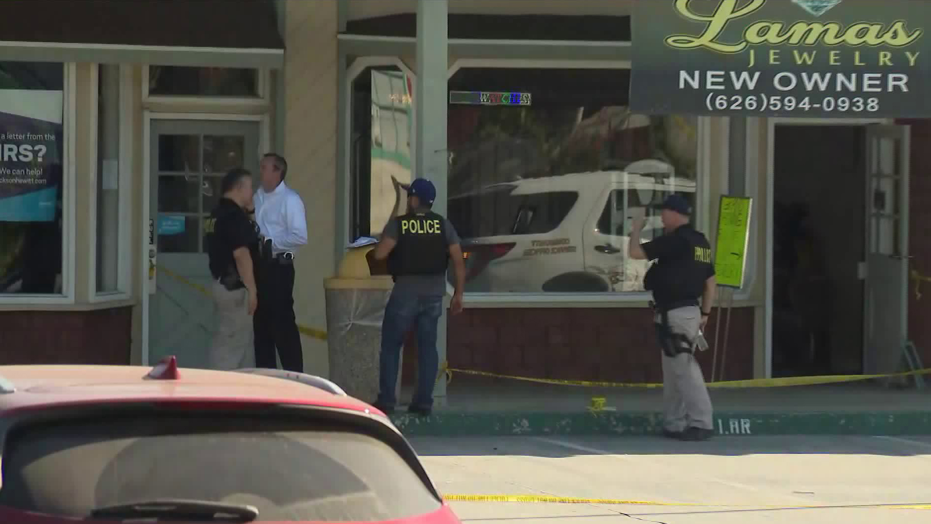 Officials investigate the scene of a jewelry store robbery that led to a fatal police shooting in Glendora on Sept. 6, 2019. (Credit: KTLA)