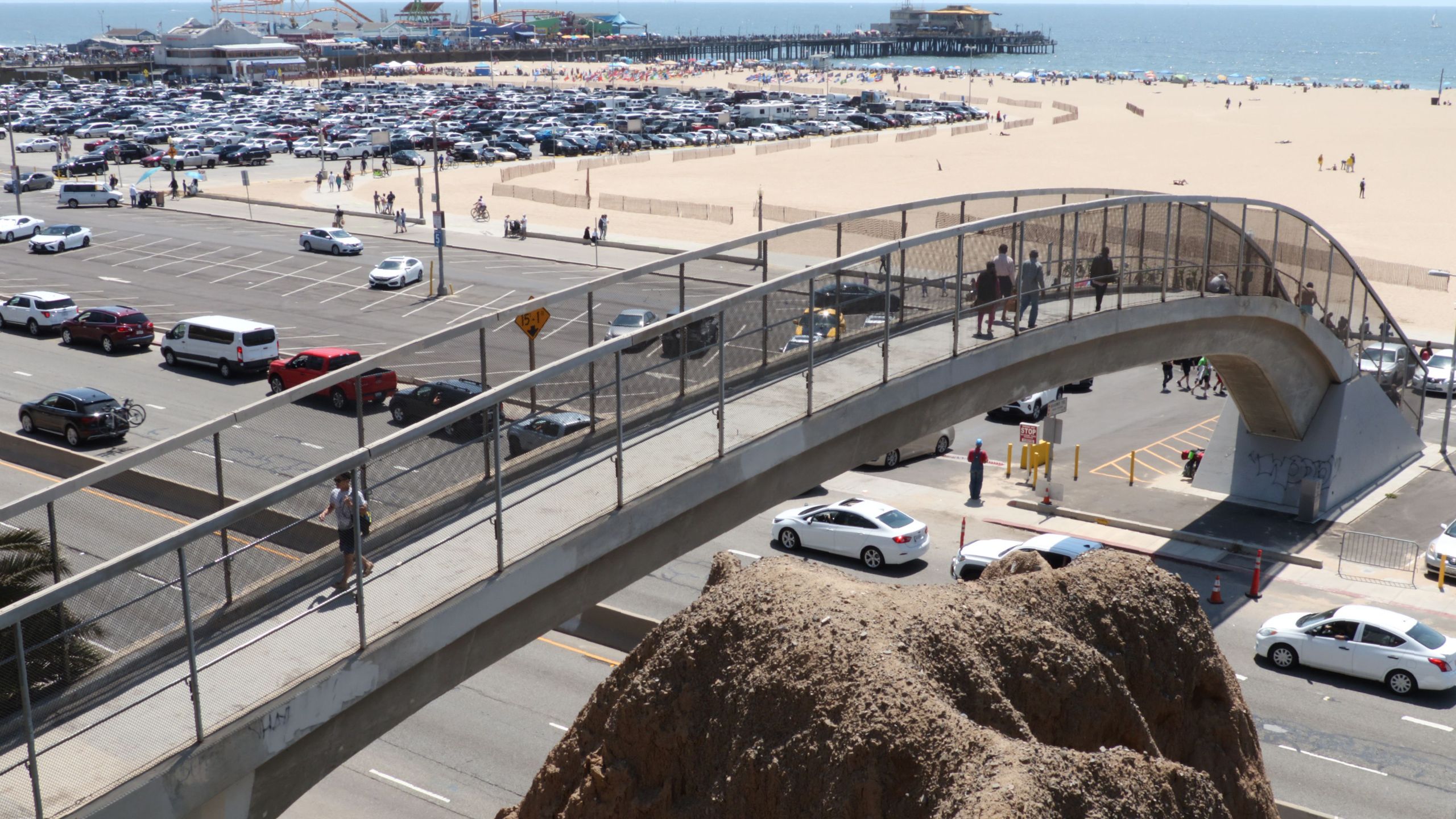 Motorists are seen on the Pacific Coast Highway by Santa Monica Beach on April 21, 2019. (Credit: DANIEL SLIM/AFP/Getty Images)