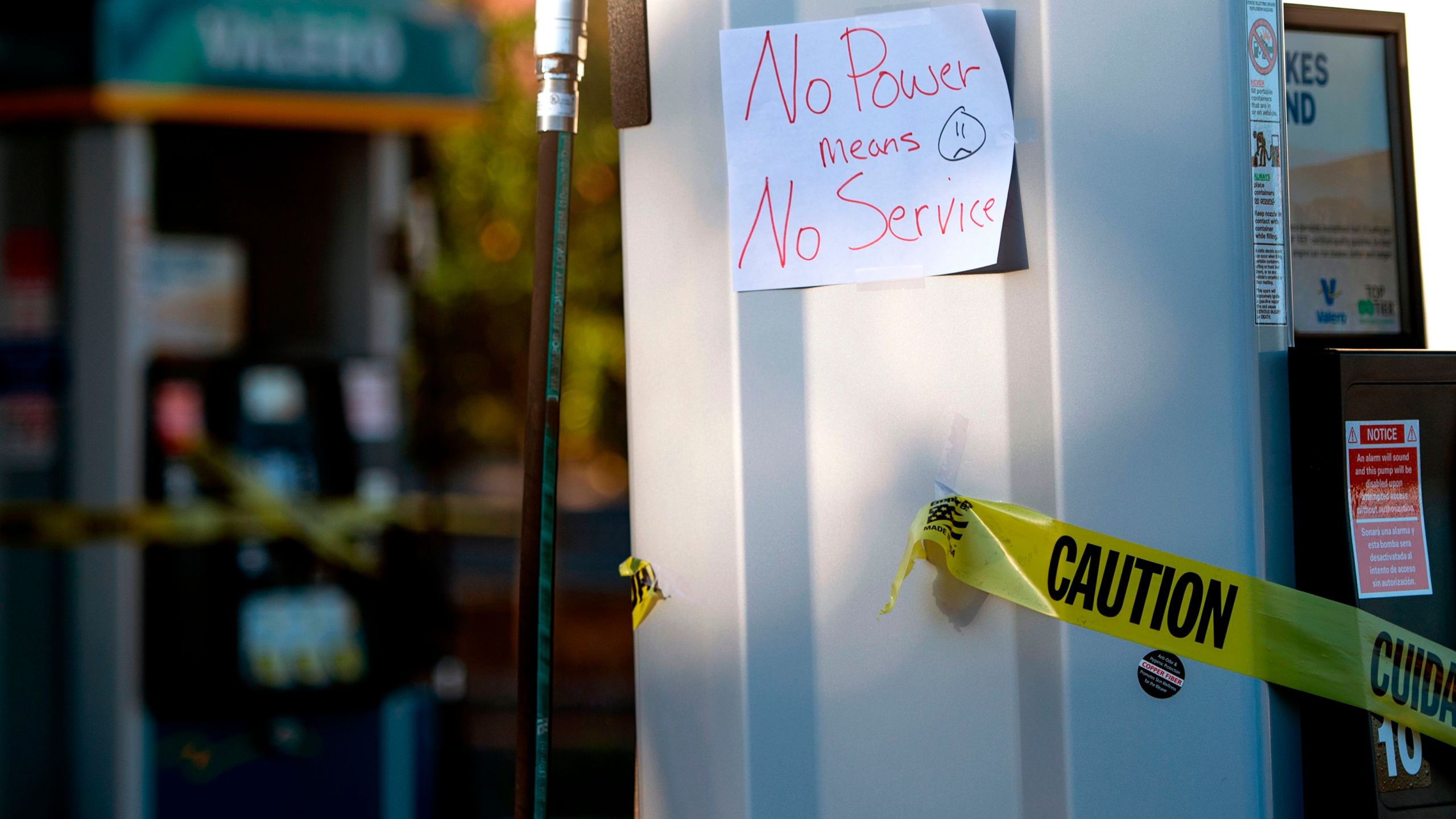 A Valero gas station sits vacant after power was shut down as part of a statewide blackout in Santa Rosa, California on Oct. 10, 2019. (Credit: Josh Edelson/AFP via Getty Images)