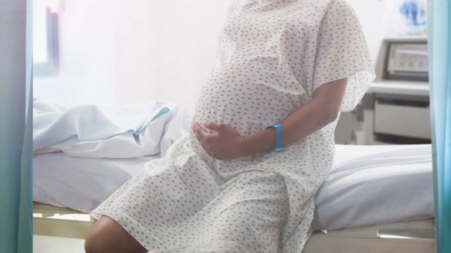 A pregnant woman sits on a hospital bed in this file image. (Credit: Getty Images)