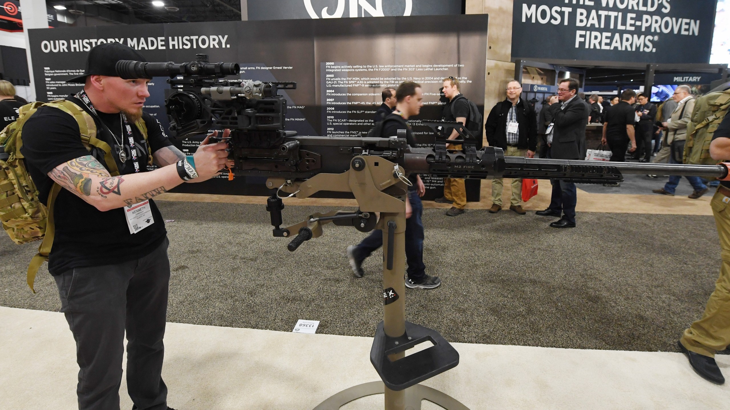 Kenneth Conkright of Colorado looks at a .50-caliber M2 machine gun at a 2018 trade show in Las Vegas.(Credit: Ethan Miller/Getty Images)