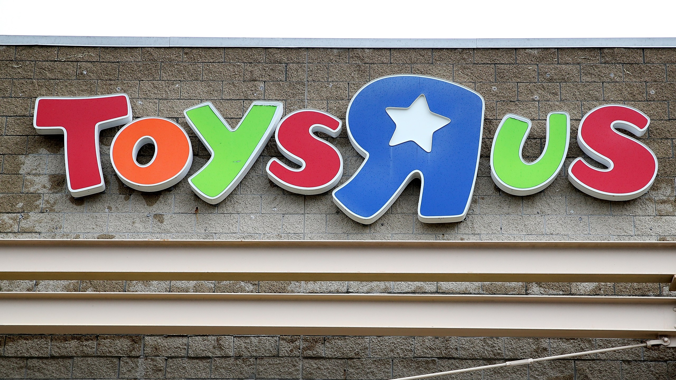 The Toys R Us logo is displayed on the exterior of a store on March 15, 2018 in Emeryville. (Credit: Justin Sullivan/Getty Images)