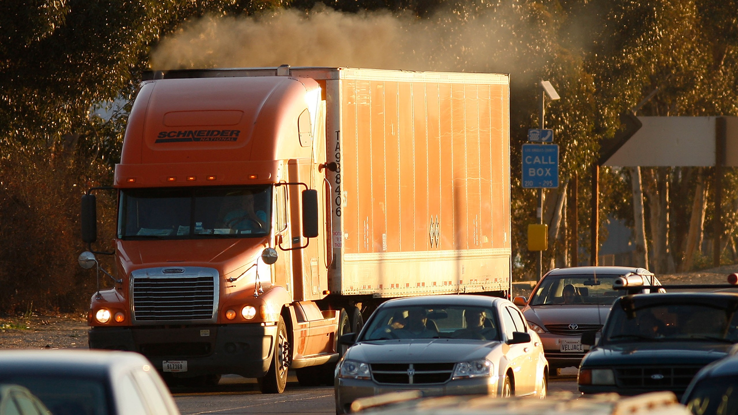 Diesel smoke spews from a truck as morning commuters travel the 210 freeway between Los Angeles and cities to the east on Dec. 1, 2009. (Credit: David McNew/Getty Images)