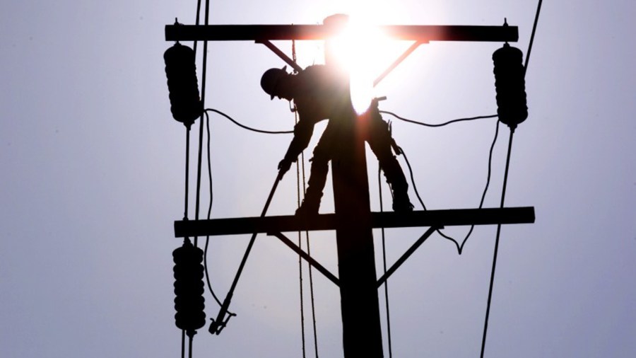 A Southern California Edison lineman grounds a power line in La Habra.(Credit: Los Angeles Times)