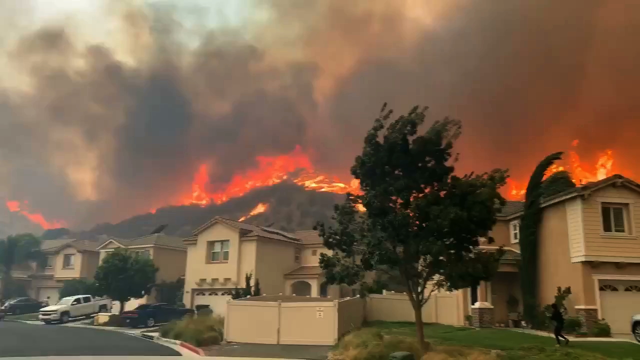 Residents flee their homes in the Canyon Country area as the Tick Fire closes in on Oct. 24, 2019. (Credit: Caleb Lunetta/The Signal/SignalSCV.com)